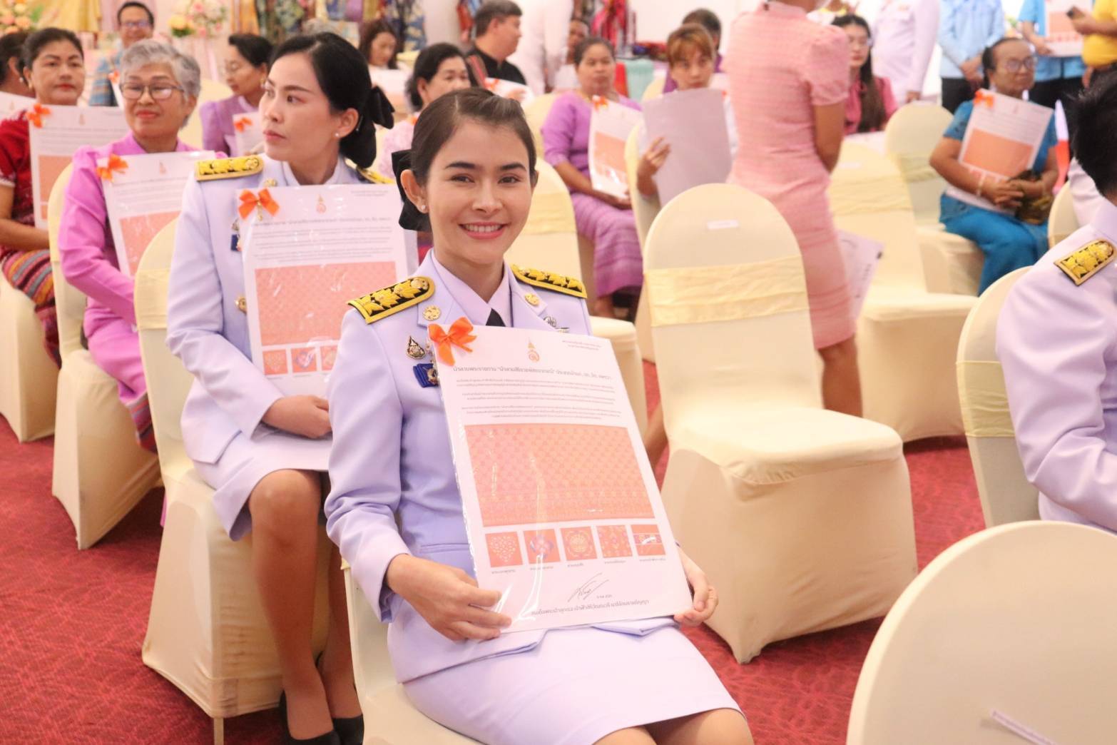 พช.กาญจนบุรี จัดพิธีมอบแบบลายผ้าพระราชทาน “ผ้าลายสิริราชพัสตราภรณ์” ให้กับหัวหน้าส่วนราชการ นายอำเภอทั้ง 13 อำเภอ พร้อมทั้งกลุ่มผู้ผลิตผ้า และช่างหัตถกรรม จำนวน 22 ราย
