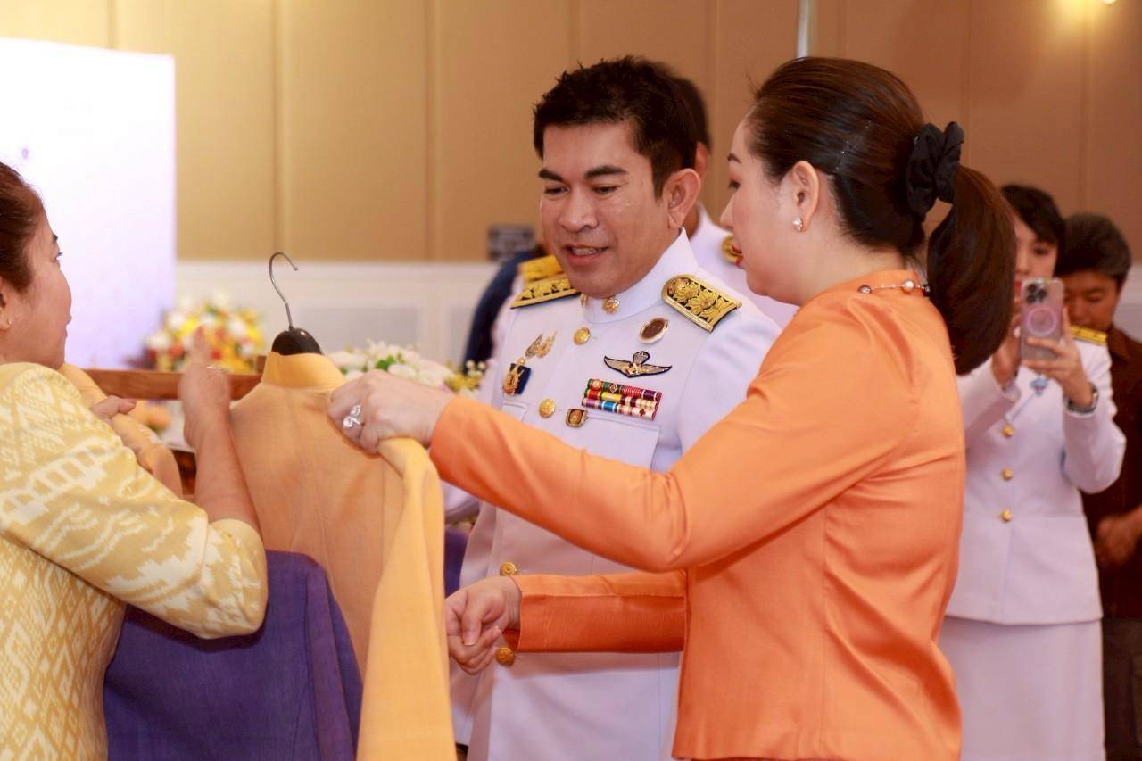 พช.กาญจนบุรี จัดพิธีมอบแบบลายผ้าพระราชทาน “ผ้าลายสิริราชพัสตราภรณ์” ให้กับหัวหน้าส่วนราชการ นายอำเภอทั้ง 13 อำเภอ พร้อมทั้งกลุ่มผู้ผลิตผ้า และช่างหัตถกรรม จำนวน 22 ราย