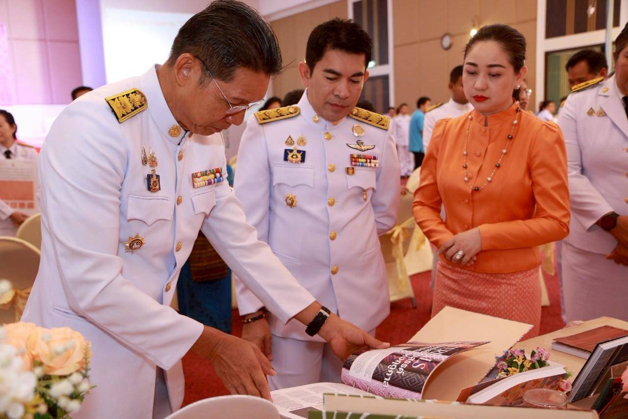 พช.กาญจนบุรี จัดพิธีมอบแบบลายผ้าพระราชทาน “ผ้าลายสิริราชพัสตราภรณ์” ให้กับหัวหน้าส่วนราชการ นายอำเภอทั้ง 13 อำเภอ พร้อมทั้งกลุ่มผู้ผลิตผ้า และช่างหัตถกรรม จำนวน 22 ราย