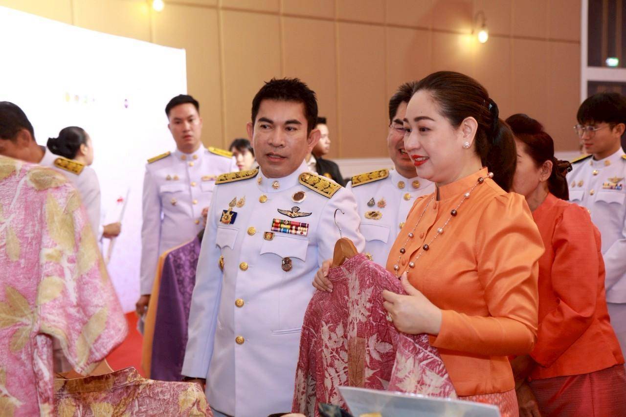 พช.กาญจนบุรี จัดพิธีมอบแบบลายผ้าพระราชทาน “ผ้าลายสิริราชพัสตราภรณ์” ให้กับหัวหน้าส่วนราชการ นายอำเภอทั้ง 13 อำเภอ พร้อมทั้งกลุ่มผู้ผลิตผ้า และช่างหัตถกรรม จำนวน 22 ราย
