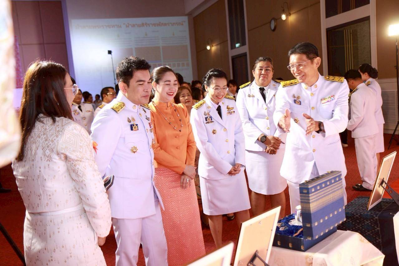 พช.กาญจนบุรี จัดพิธีมอบแบบลายผ้าพระราชทาน “ผ้าลายสิริราชพัสตราภรณ์” ให้กับหัวหน้าส่วนราชการ นายอำเภอทั้ง 13 อำเภอ พร้อมทั้งกลุ่มผู้ผลิตผ้า และช่างหัตถกรรม จำนวน 22 ราย