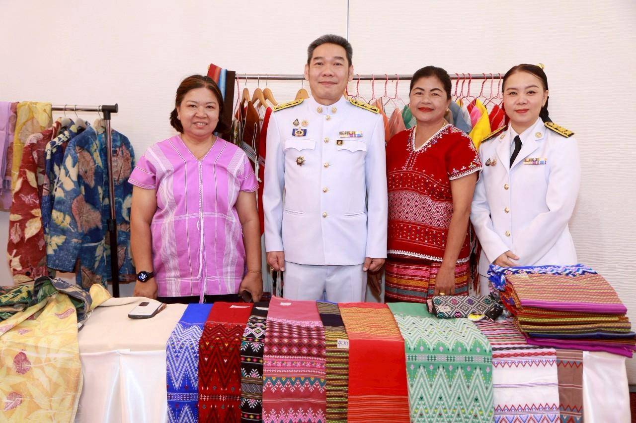 พช.กาญจนบุรี จัดพิธีมอบแบบลายผ้าพระราชทาน “ผ้าลายสิริราชพัสตราภรณ์” ให้กับหัวหน้าส่วนราชการ นายอำเภอทั้ง 13 อำเภอ พร้อมทั้งกลุ่มผู้ผลิตผ้า และช่างหัตถกรรม จำนวน 22 ราย