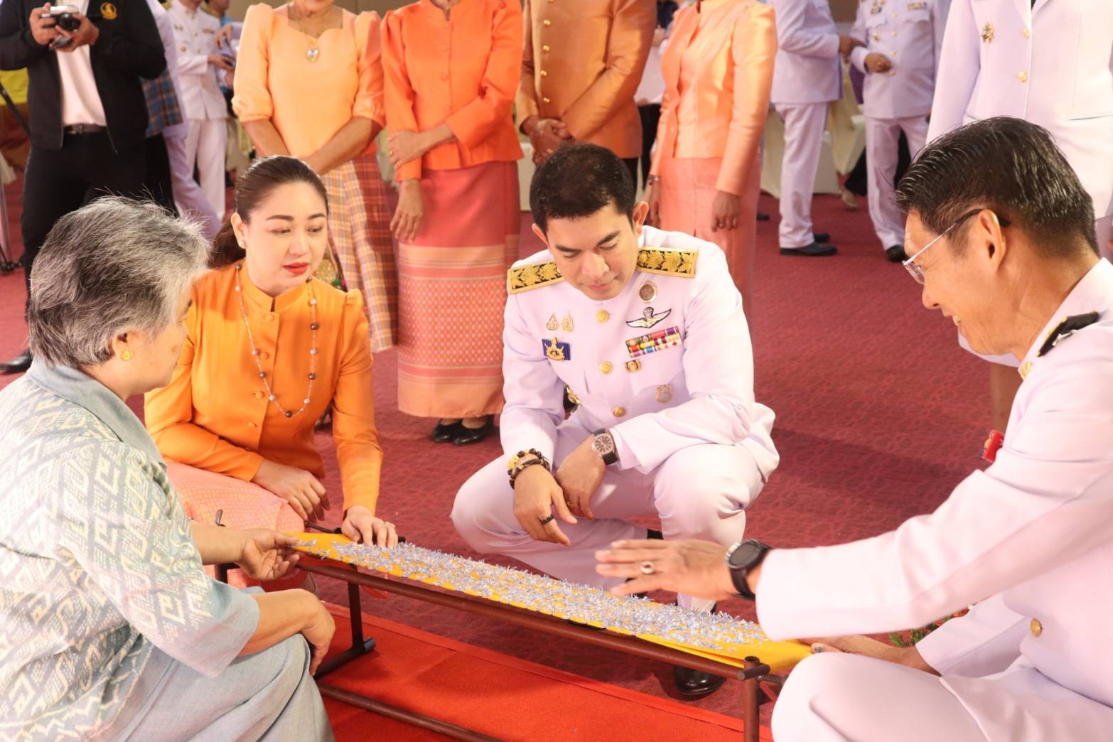 พช.กาญจนบุรี จัดพิธีมอบแบบลายผ้าพระราชทาน “ผ้าลายสิริราชพัสตราภรณ์” ให้กับหัวหน้าส่วนราชการ นายอำเภอทั้ง 13 อำเภอ พร้อมทั้งกลุ่มผู้ผลิตผ้า และช่างหัตถกรรม จำนวน 22 ราย
