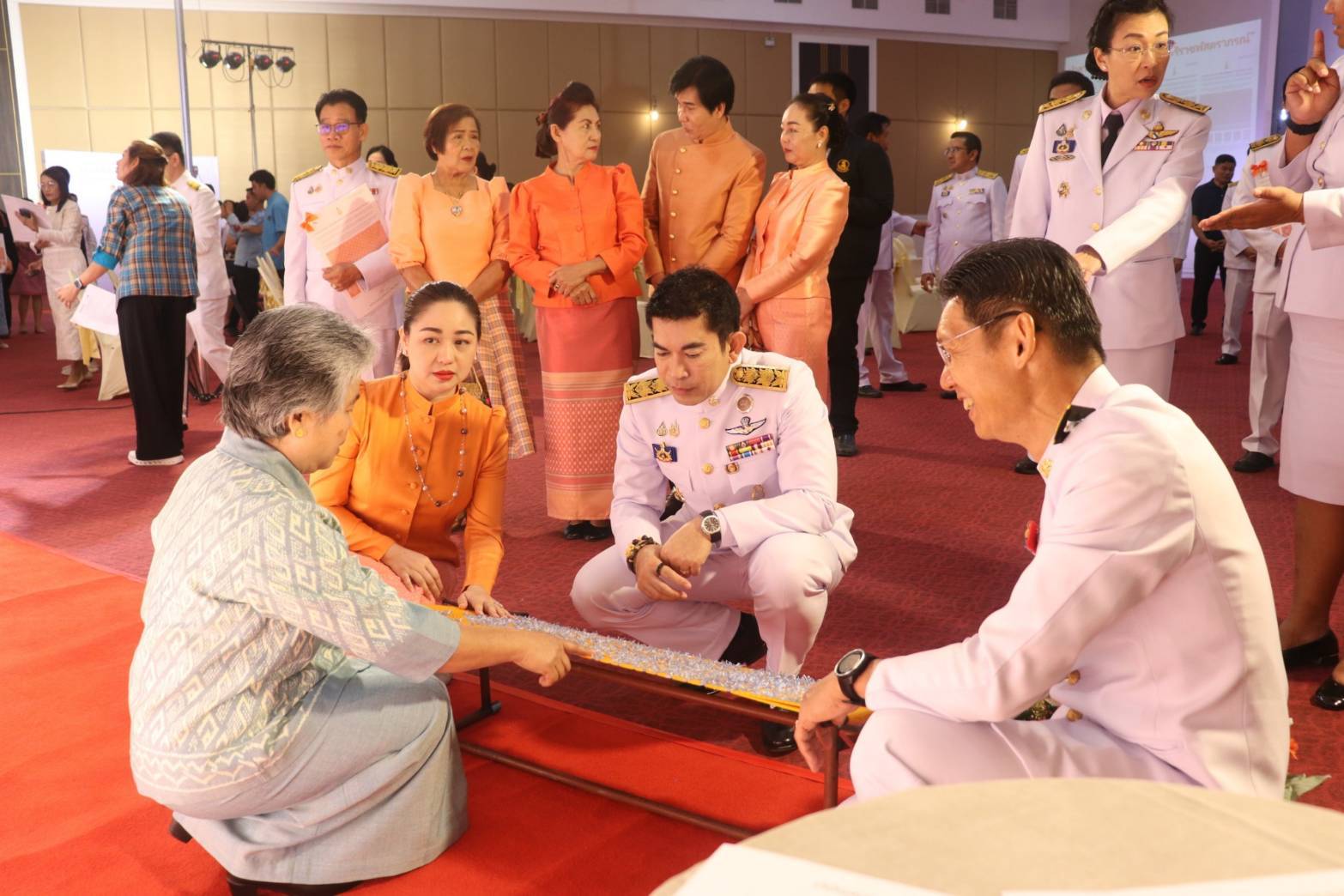 พช.กาญจนบุรี จัดพิธีมอบแบบลายผ้าพระราชทาน “ผ้าลายสิริราชพัสตราภรณ์” ให้กับหัวหน้าส่วนราชการ นายอำเภอทั้ง 13 อำเภอ พร้อมทั้งกลุ่มผู้ผลิตผ้า และช่างหัตถกรรม จำนวน 22 ราย