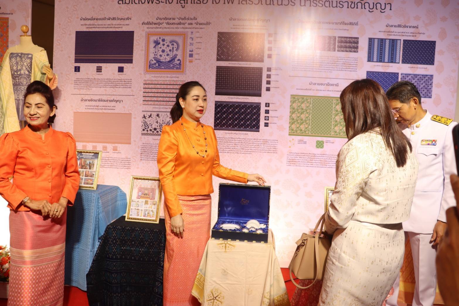 พช.กาญจนบุรี จัดพิธีมอบแบบลายผ้าพระราชทาน “ผ้าลายสิริราชพัสตราภรณ์” ให้กับหัวหน้าส่วนราชการ นายอำเภอทั้ง 13 อำเภอ พร้อมทั้งกลุ่มผู้ผลิตผ้า และช่างหัตถกรรม จำนวน 22 ราย