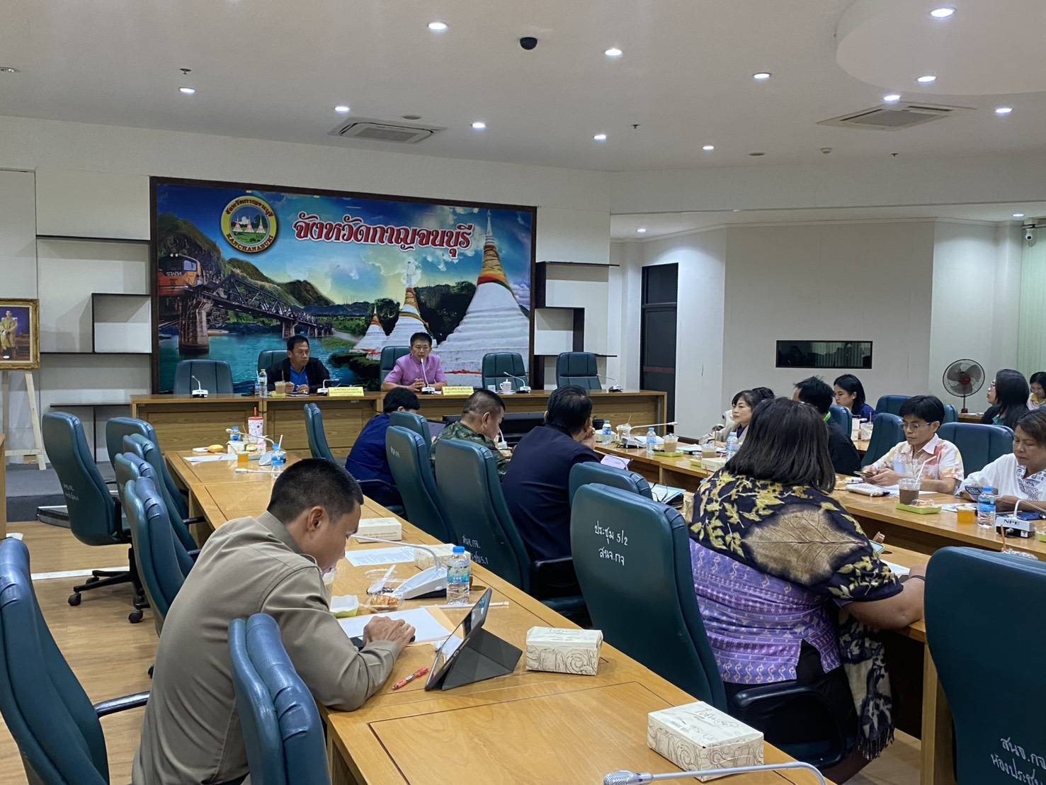 พช. กาญจนบุรี ร่วมประชุมคณะทำงานด้านเศรษฐกิจ ภายใต้โครงการพัฒนาชุมชนในเขตรักษาพันธุ์สัตว์ป่าและอุทยานแห่งชาติจังหวัดกาญจนบุรี