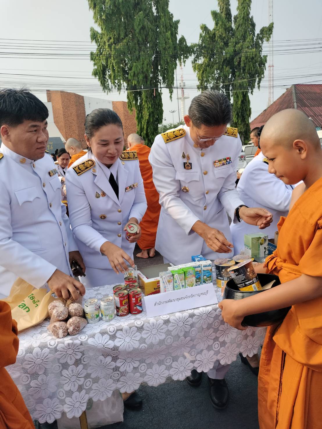 พช. กาญจนบุรี ร่วมพิธีเจริญพระพุทธมนต์และพิธีทำบุญตักบาตรถวายเป็นพระราชกุศล เนื่องในวันคล้ายวันพระราชสมภพ สมเด็จพระกนิษฐาธิราชเจ้า กรมสมเด็จพระเทพรัตนราชสุดาฯ สยามบรมราชกุมารี 2 เมษายน