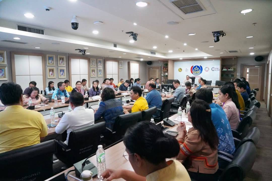 พช.กาญจนบุรี ร่วมประชุมขับเคลื่อนโครงการถ่ายทอดองค์ความรู้การเป็นพี่เลี้ยงพัฒนากร เสริมแกร่ง “คน พช.” เก่ง ดี มีความสุข ด้วยหัวใจพัฒนาชุมชน