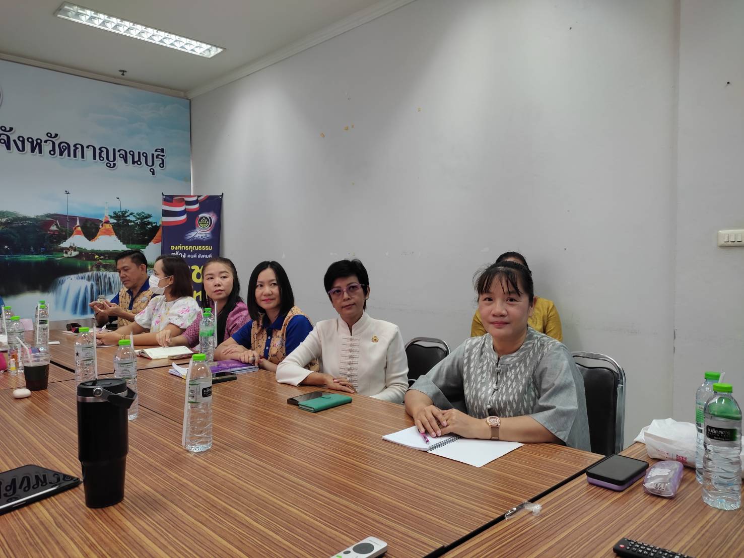 พช.กาญจนบุรี ร่วมประชุมขับเคลื่อนโครงการถ่ายทอดองค์ความรู้การเป็นพี่เลี้ยงพัฒนากร เสริมแกร่ง “คน พช.” เก่ง ดี มีความสุข ด้วยหัวใจพัฒนาชุมชน
