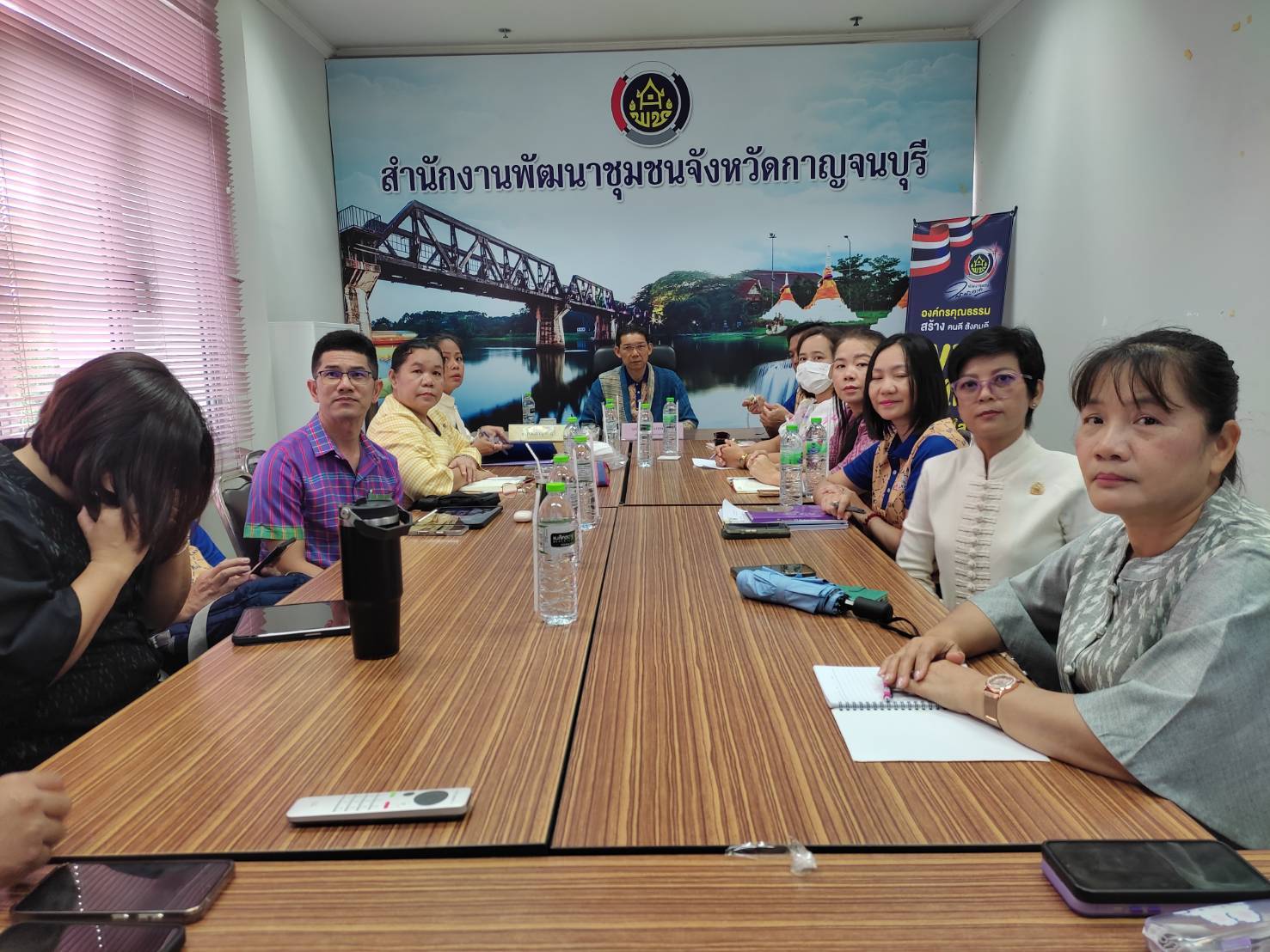 พช.กาญจนบุรี ร่วมประชุมขับเคลื่อนโครงการถ่ายทอดองค์ความรู้การเป็นพี่เลี้ยงพัฒนากร เสริมแกร่ง “คน พช.” เก่ง ดี มีความสุข ด้วยหัวใจพัฒนาชุมชน