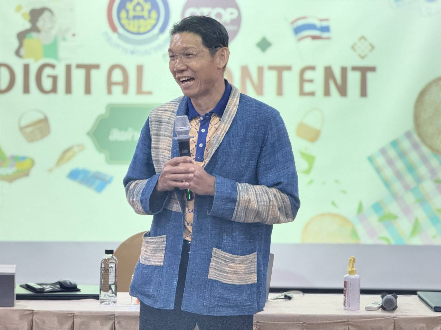 พจ. กาญจนบุรี เยี่ยมให้กำลังใจผู้เข้าร่วมโครงการส่งเสริมการยกระดับศักยภาพผู้ประกอบการและแรงงานการค้าและการลงทุนทั้งในจังหวัดและระหว่างประเทศ กิจกรรมส่งเสริมและพัฒนาศักยภาพด้านการตลาดผลิตภัณฑ์ชุมชน รุ่นที่ 2