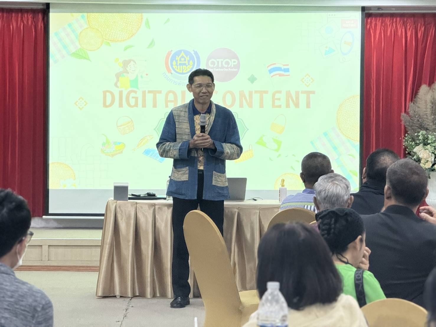 พจ. กาญจนบุรี เยี่ยมให้กำลังใจผู้เข้าร่วมโครงการส่งเสริมการยกระดับศักยภาพผู้ประกอบการและแรงงานการค้าและการลงทุนทั้งในจังหวัดและระหว่างประเทศ กิจกรรมส่งเสริมและพัฒนาศักยภาพด้านการตลาดผลิตภัณฑ์ชุมชน รุ่นที่ 2