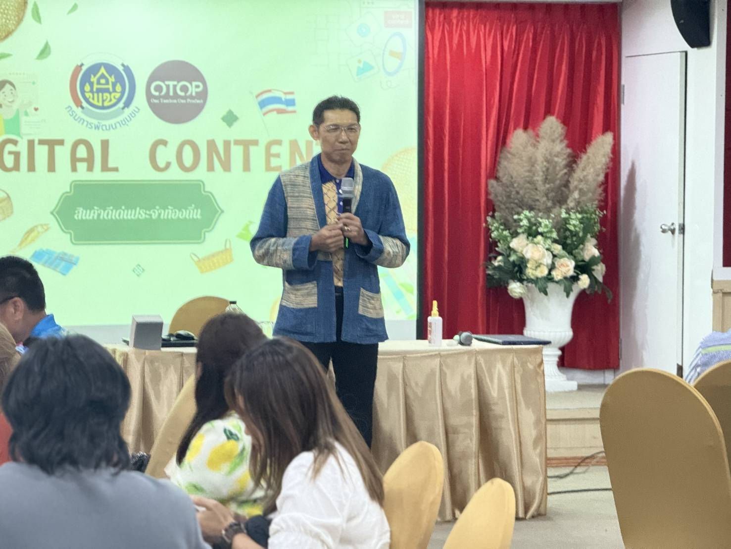 พจ. กาญจนบุรี เยี่ยมให้กำลังใจผู้เข้าร่วมโครงการส่งเสริมการยกระดับศักยภาพผู้ประกอบการและแรงงานการค้าและการลงทุนทั้งในจังหวัดและระหว่างประเทศ กิจกรรมส่งเสริมและพัฒนาศักยภาพด้านการตลาดผลิตภัณฑ์ชุมชน รุ่นที่ 2