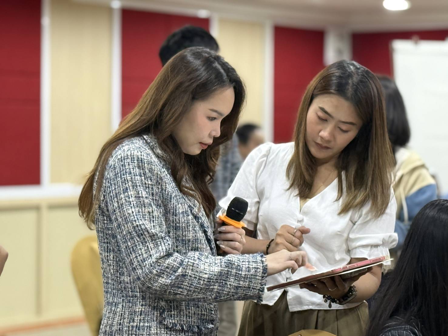 พจ. กาญจนบุรี เยี่ยมให้กำลังใจผู้เข้าร่วมโครงการส่งเสริมการยกระดับศักยภาพผู้ประกอบการและแรงงานการค้าและการลงทุนทั้งในจังหวัดและระหว่างประเทศ กิจกรรมส่งเสริมและพัฒนาศักยภาพด้านการตลาดผลิตภัณฑ์ชุมชน รุ่นที่ 2