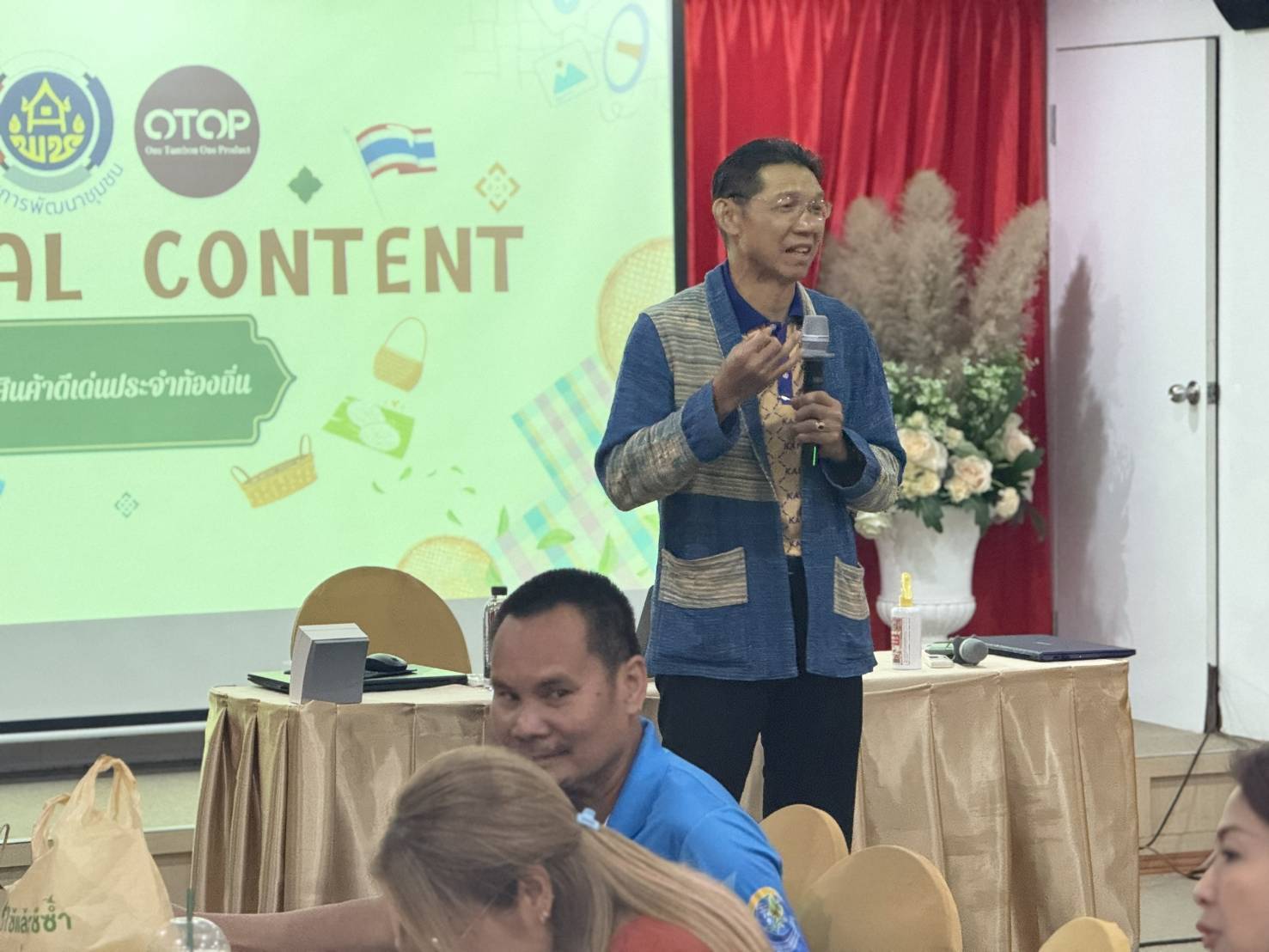 พจ. กาญจนบุรี เยี่ยมให้กำลังใจผู้เข้าร่วมโครงการส่งเสริมการยกระดับศักยภาพผู้ประกอบการและแรงงานการค้าและการลงทุนทั้งในจังหวัดและระหว่างประเทศ กิจกรรมส่งเสริมและพัฒนาศักยภาพด้านการตลาดผลิตภัณฑ์ชุมชน รุ่นที่ 2