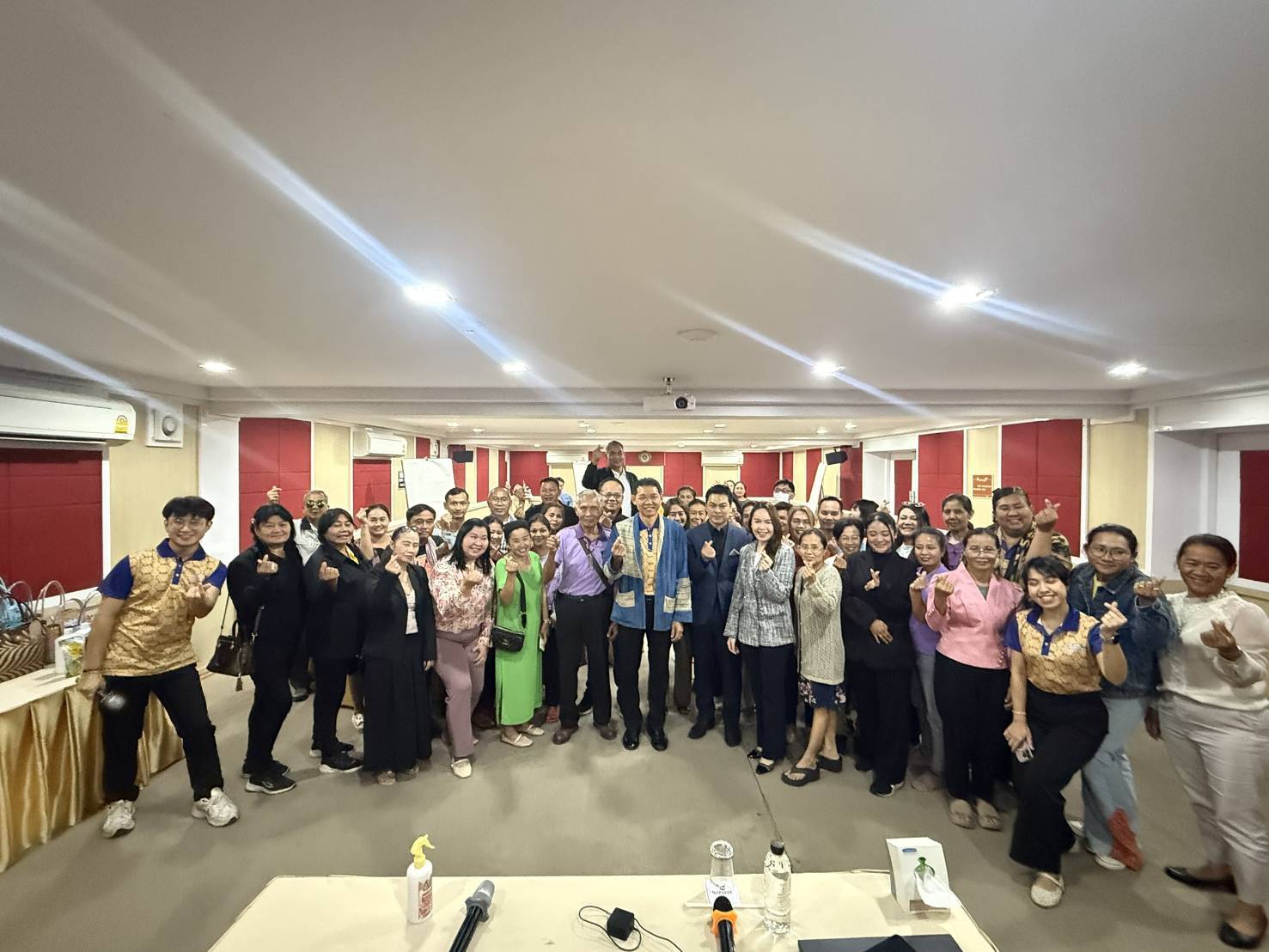 พจ. กาญจนบุรี เยี่ยมให้กำลังใจผู้เข้าร่วมโครงการส่งเสริมการยกระดับศักยภาพผู้ประกอบการและแรงงานการค้าและการลงทุนทั้งในจังหวัดและระหว่างประเทศ กิจกรรมส่งเสริมและพัฒนาศักยภาพด้านการตลาดผลิตภัณฑ์ชุมชน รุ่นที่ 2