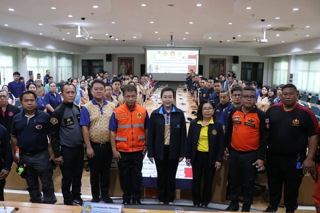 พช. กาญจนบุรี ร่วมโครงการมหาดไทย แรงงาน สานพลังเครือข่าย ร่วมใจต้านอัคคีภัย ในหน่วยงานภาครัฐ และสถานประกอบกิจการ ประจำปี 2568 เพื่อให้ความรู้เรื่องการฝึกซ้อมดับเพลิงและฝึกซ้อมอพยพกรณีมีเหตุฉุกเฉินเกิดขึ้น