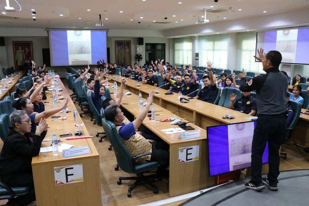 พช. กาญจนบุรี ร่วมโครงการมหาดไทย แรงงาน สานพลังเครือข่าย ร่วมใจต้านอัคคีภัย ในหน่วยงานภาครัฐ และสถานประกอบกิจการ ประจำปี 2568 เพื่อให้ความรู้เรื่องการฝึกซ้อมดับเพลิงและฝึกซ้อมอพยพกรณีมีเหตุฉุกเฉินเกิดขึ้น