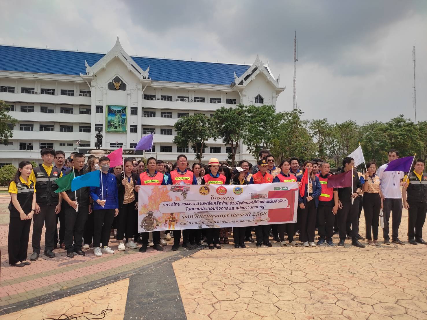 พช. กาญจนบุรี ร่วมโครงการมหาดไทย แรงงาน สานพลังเครือข่าย ร่วมใจต้านอัคคีภัย ในหน่วยงานภาครัฐ และสถานประกอบกิจการ ประจำปี 2568 เพื่อให้ความรู้เรื่องการฝึกซ้อมดับเพลิงและฝึกซ้อมอพยพกรณีมีเหตุฉุกเฉินเกิดขึ้น