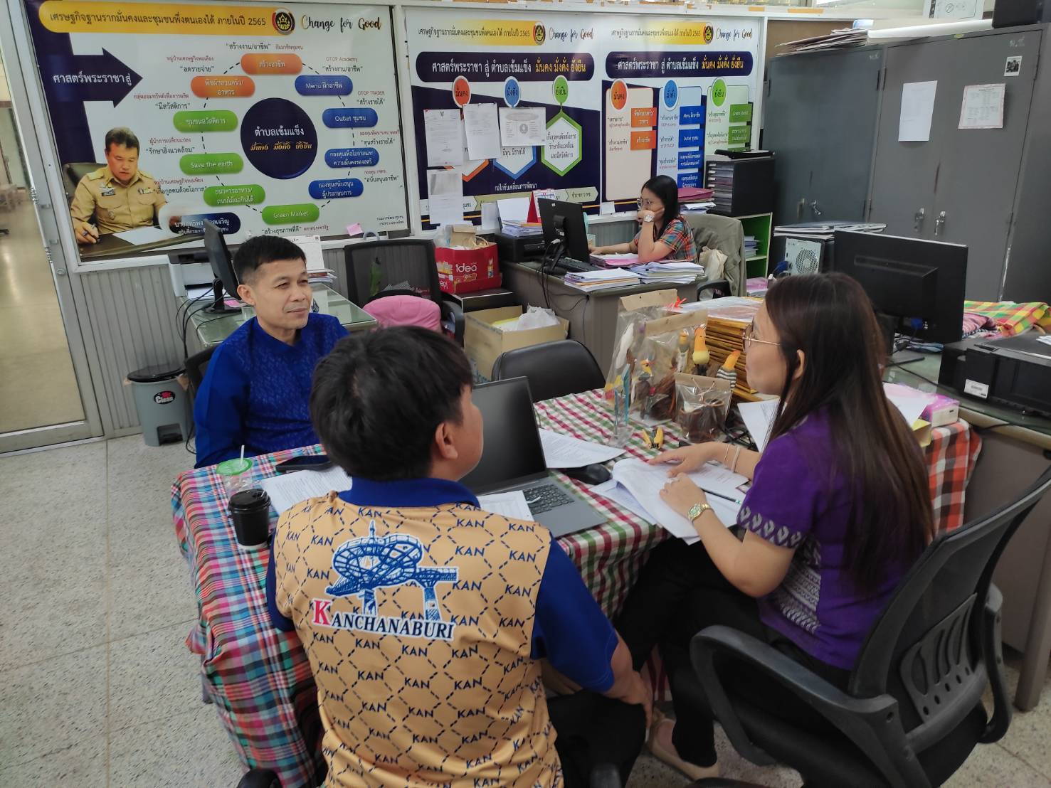 พจ.กาญจนบุรี มอบหมายทีมจังหวัดลงพื้นที่ถ่ายทอดองค์ความรู้ การทำงานร่วมกันระหว่างข้าราชการบรรจุใหม่และพี่เลี้ยงซึ่งถือเป็นกุญแจสำคัญที่ช่วยให้การเริ่มต้นทำงานในระบบราชการเป็นไปอย่างราบรื่นและมีประสิทธิภาพ