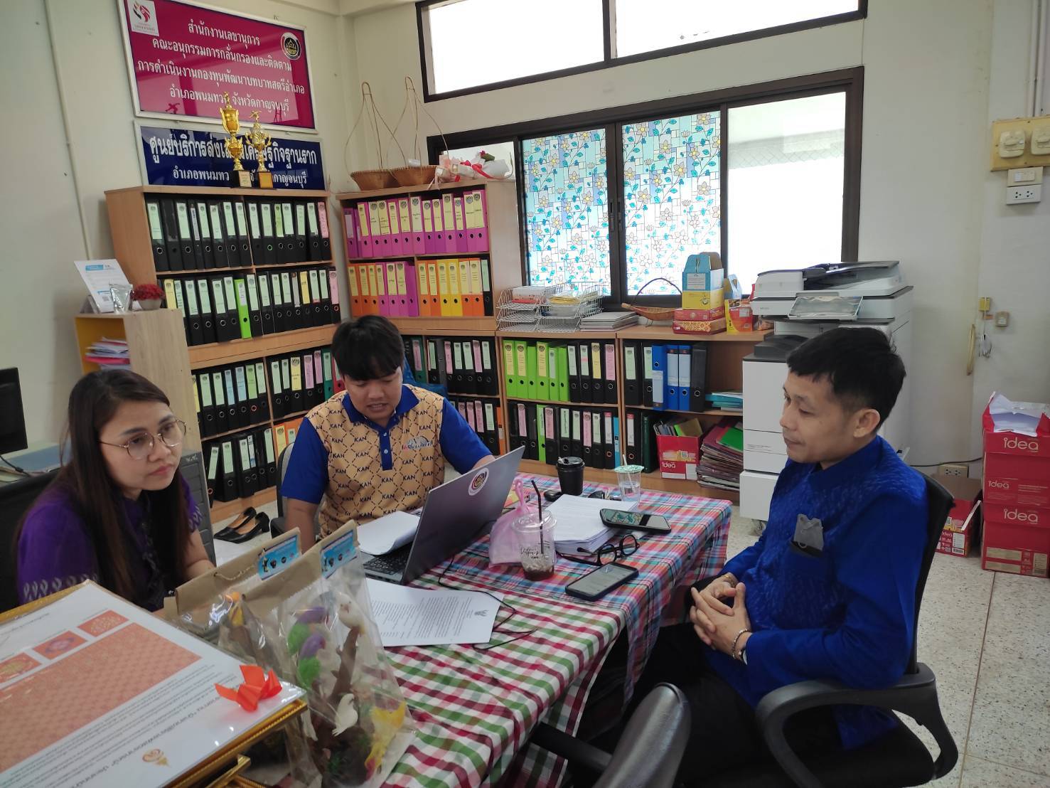 พจ.กาญจนบุรี มอบหมายทีมจังหวัดลงพื้นที่ถ่ายทอดองค์ความรู้ การทำงานร่วมกันระหว่างข้าราชการบรรจุใหม่และพี่เลี้ยงซึ่งถือเป็นกุญแจสำคัญที่ช่วยให้การเริ่มต้นทำงานในระบบราชการเป็นไปอย่างราบรื่นและมีประสิทธิภาพ