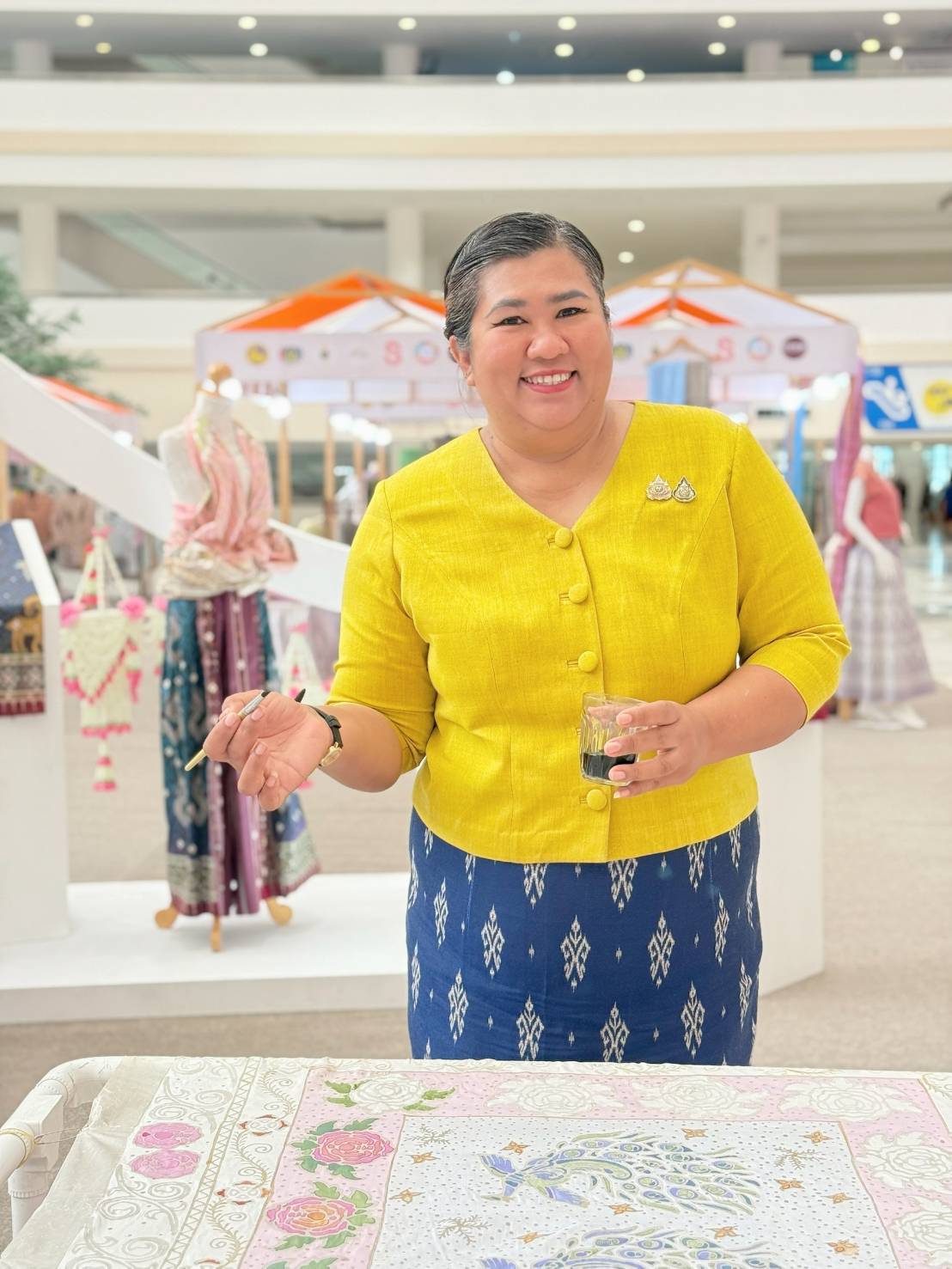 พช.กาญจนบุรี ร่วมพิธีลงนามบันทึกข้อตกลงความร่วมมือในการขับเคลื่อนโครงการเพิ่มประสิทธิภาพการสร้างการรับรู้และขยายช่องทางการตลาดแก่ผลิตภัณฑ์ชุมชน OTOP อย่างยั่งยืน