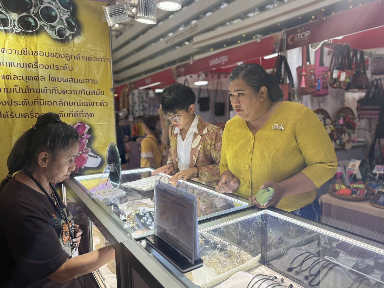 พช.กาญจนบุรี ร่วมพิธีลงนามบันทึกข้อตกลงความร่วมมือในการขับเคลื่อนโครงการเพิ่มประสิทธิภาพการสร้างการรับรู้และขยายช่องทางการตลาดแก่ผลิตภัณฑ์ชุมชน OTOP อย่างยั่งยืน