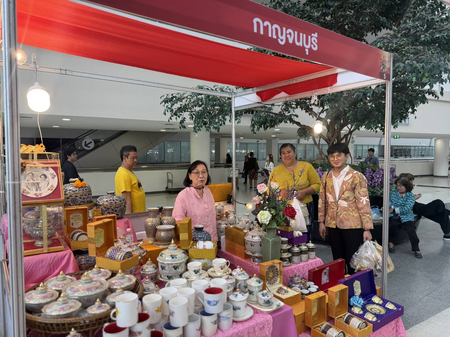 พช.กาญจนบุรี ร่วมพิธีลงนามบันทึกข้อตกลงความร่วมมือในการขับเคลื่อนโครงการเพิ่มประสิทธิภาพการสร้างการรับรู้และขยายช่องทางการตลาดแก่ผลิตภัณฑ์ชุมชน OTOP อย่างยั่งยืน