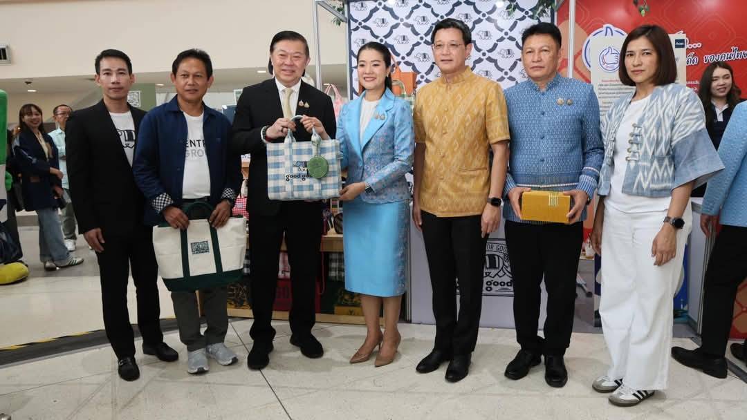 พช.กาญจนบุรี ร่วมพิธีลงนามบันทึกข้อตกลงความร่วมมือในการขับเคลื่อนโครงการเพิ่มประสิทธิภาพการสร้างการรับรู้และขยายช่องทางการตลาดแก่ผลิตภัณฑ์ชุมชน OTOP อย่างยั่งยืน