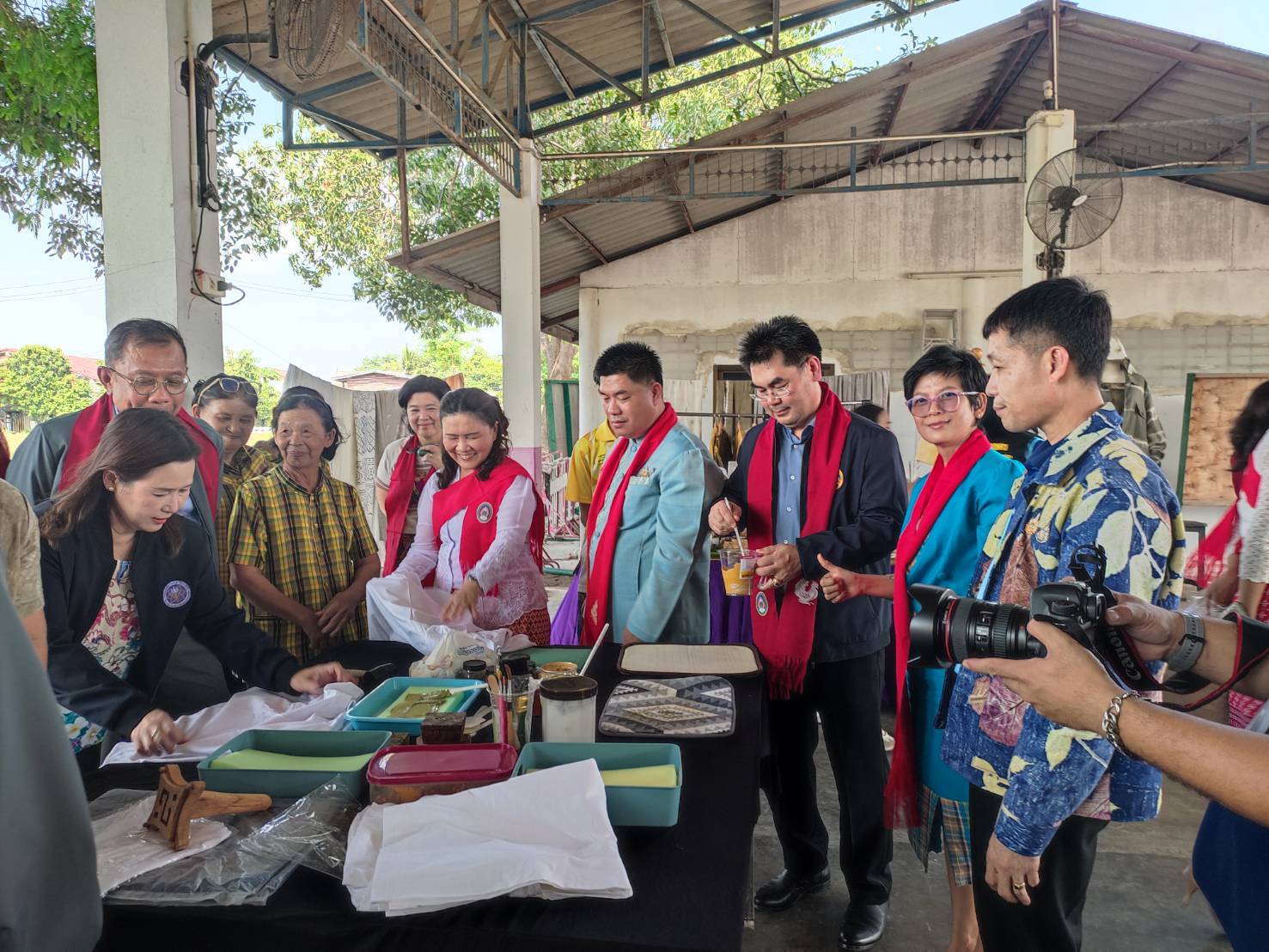 พช.กาญจนบุรี ร่วมต้อนรับติดตามการดำเนินงานขับเคลื่อนงานด้านอุดมศึกษา วิทยาศาสตร์ วิจัยและนวัตกรรม (อววน.) สู่การพัฒนาท้องถิ่นในพื้นที่จังหวัดกาญจนบุรี
