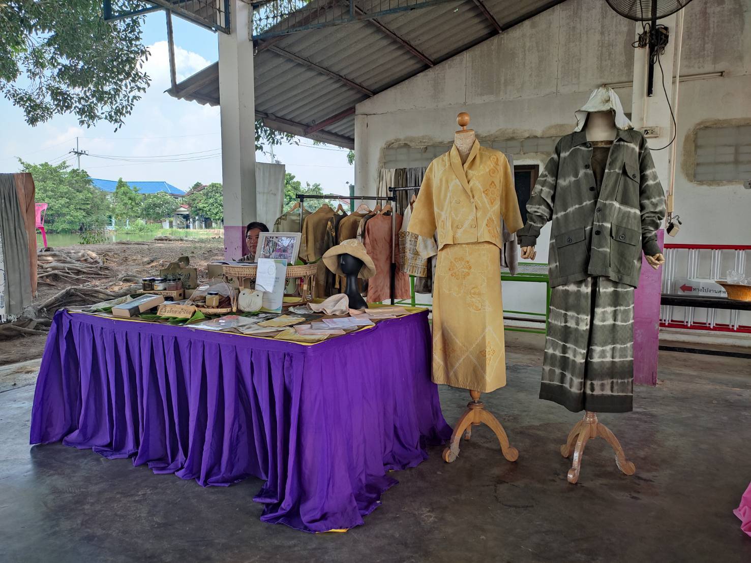 พช.กาญจนบุรี ร่วมต้อนรับติดตามการดำเนินงานขับเคลื่อนงานด้านอุดมศึกษา วิทยาศาสตร์ วิจัยและนวัตกรรม (อววน.) สู่การพัฒนาท้องถิ่นในพื้นที่จังหวัดกาญจนบุรี