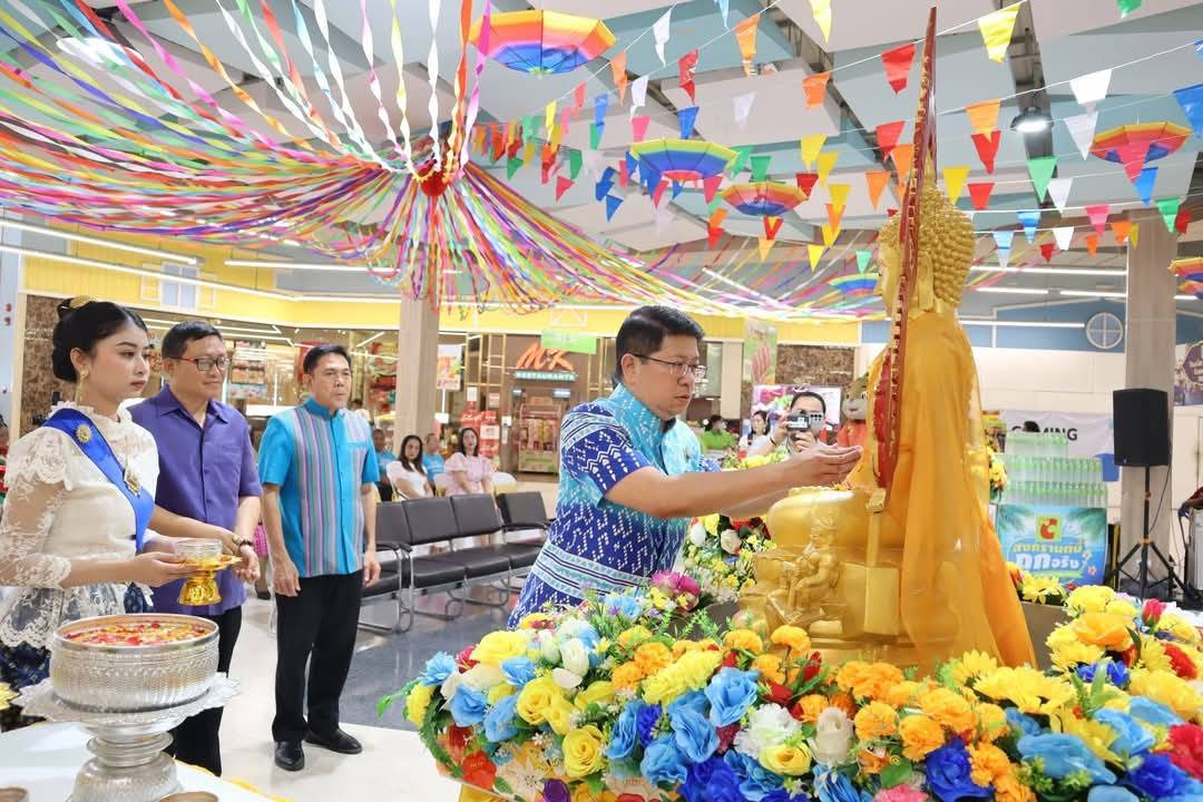 พช.กาญจนบุรี ร่วมเปิดงานฉลองมหาสงกรานต์ เติมความสุขที่บิ๊กซี ณ ห้างสรรพสินค้า บิ๊กซี สาขากาญจนบุรี