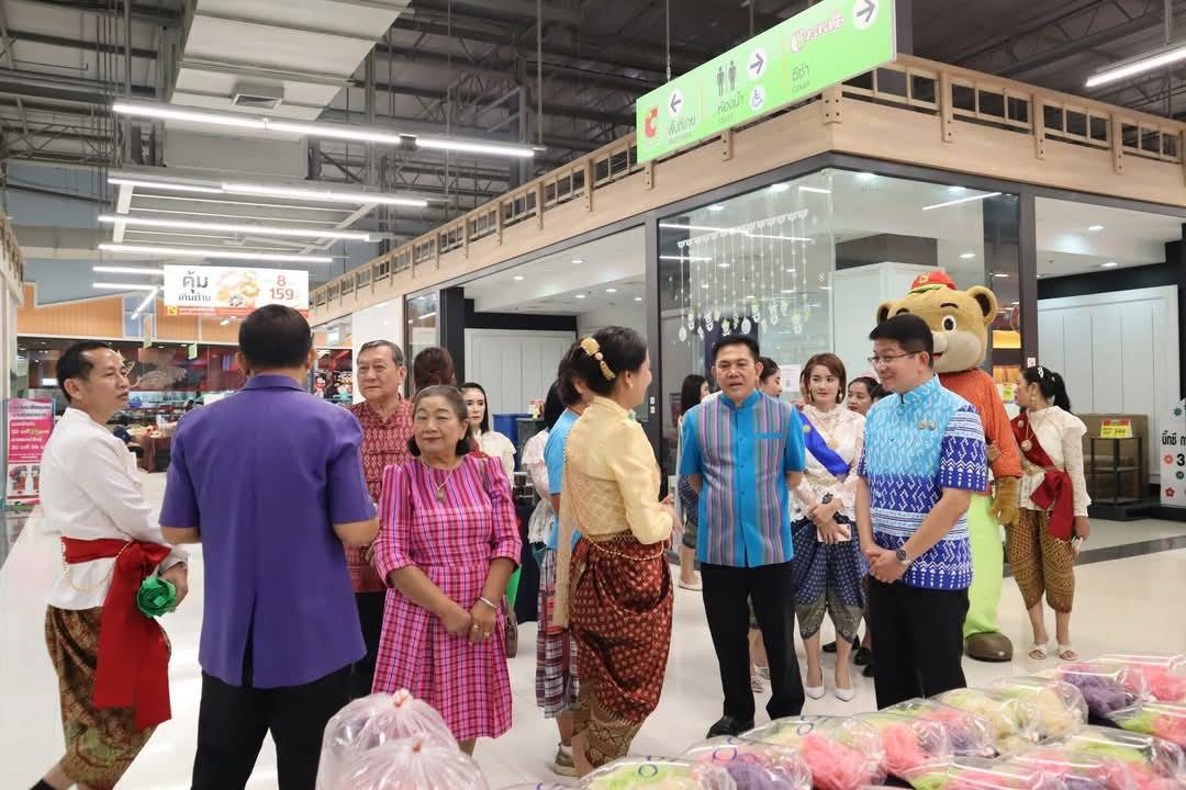 พช.กาญจนบุรี ร่วมเปิดงานฉลองมหาสงกรานต์ เติมความสุขที่บิ๊กซี ณ ห้างสรรพสินค้า บิ๊กซี สาขากาญจนบุรี