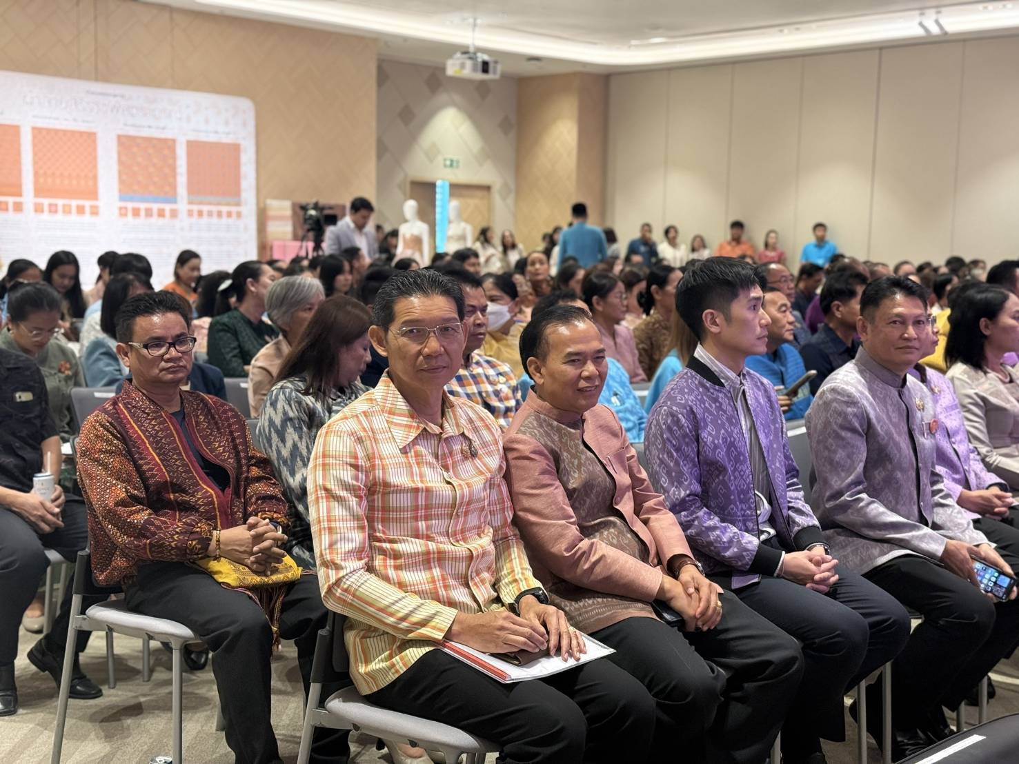 CDD KAN News: พช.กาญจนบุรี ร่วมCoaching ผ้าลายพระราชทาน  “ผ้าลายสิริราชพัสตราภรณ์” พร้อมทีมผู้เชี่ยวชาญชั้นนำระดับประเทศ สานต่อสายใยองค์ความรู้ สู่ยอดศิลปิน OTOP ผ้าไทยภาคกลาง