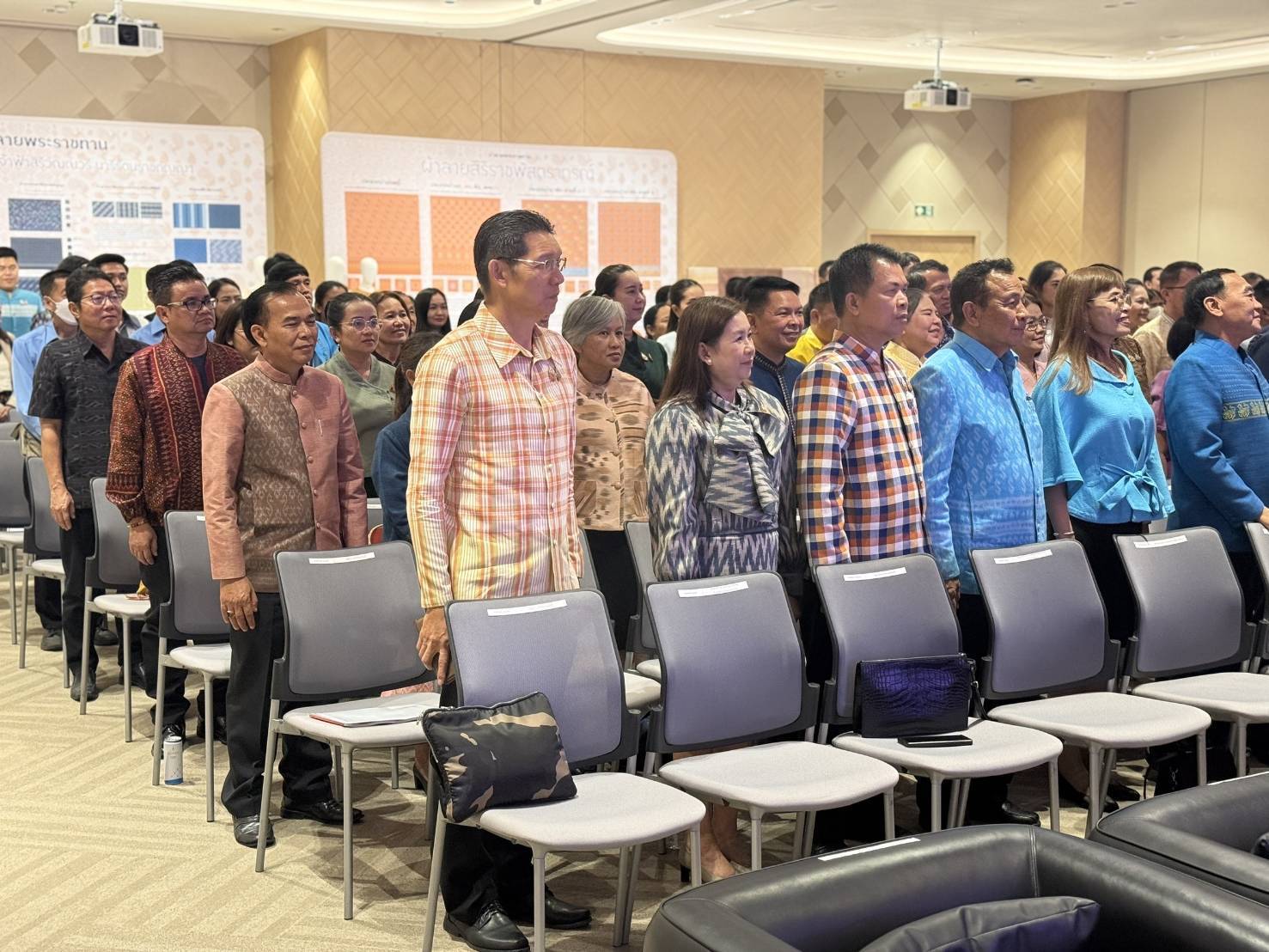 CDD KAN News: พช.กาญจนบุรี ร่วมCoaching ผ้าลายพระราชทาน  “ผ้าลายสิริราชพัสตราภรณ์” พร้อมทีมผู้เชี่ยวชาญชั้นนำระดับประเทศ สานต่อสายใยองค์ความรู้ สู่ยอดศิลปิน OTOP ผ้าไทยภาคกลาง
