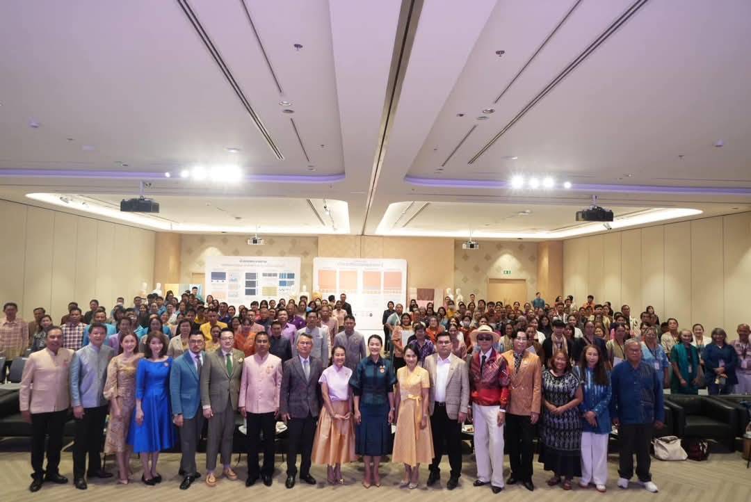 CDD KAN News: พช.กาญจนบุรี ร่วมCoaching ผ้าลายพระราชทาน  “ผ้าลายสิริราชพัสตราภรณ์” พร้อมทีมผู้เชี่ยวชาญชั้นนำระดับประเทศ สานต่อสายใยองค์ความรู้ สู่ยอดศิลปิน OTOP ผ้าไทยภาคกลาง