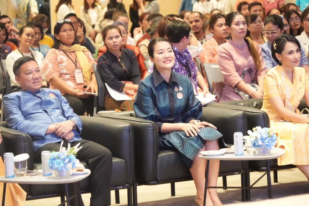 CDD KAN News: พช.กาญจนบุรี ร่วมCoaching ผ้าลายพระราชทาน  “ผ้าลายสิริราชพัสตราภรณ์” พร้อมทีมผู้เชี่ยวชาญชั้นนำระดับประเทศ สานต่อสายใยองค์ความรู้ สู่ยอดศิลปิน OTOP ผ้าไทยภาคกลาง