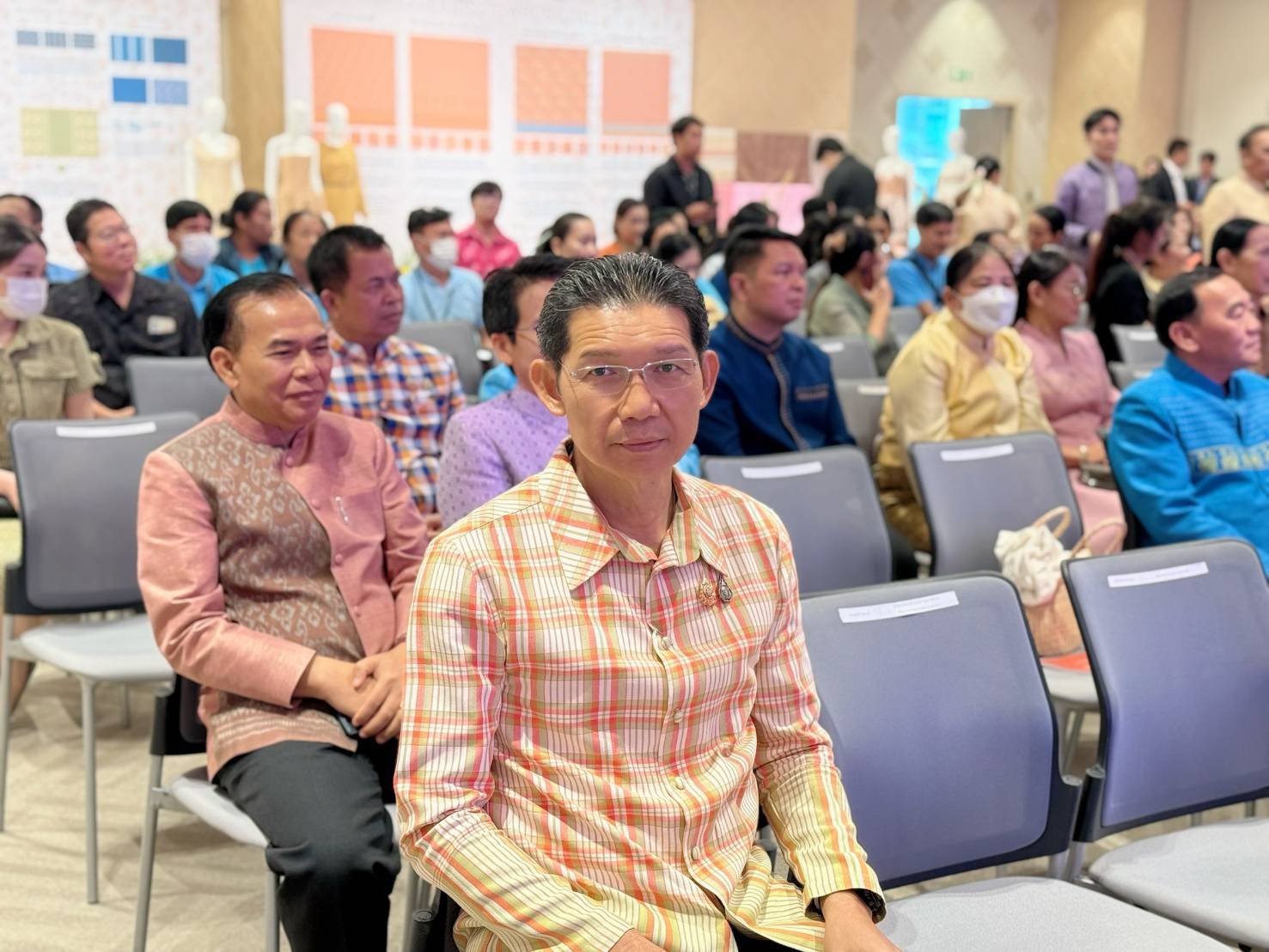 CDD KAN News: พช.กาญจนบุรี ร่วมCoaching ผ้าลายพระราชทาน  “ผ้าลายสิริราชพัสตราภรณ์” พร้อมทีมผู้เชี่ยวชาญชั้นนำระดับประเทศ สานต่อสายใยองค์ความรู้ สู่ยอดศิลปิน OTOP ผ้าไทยภาคกลาง