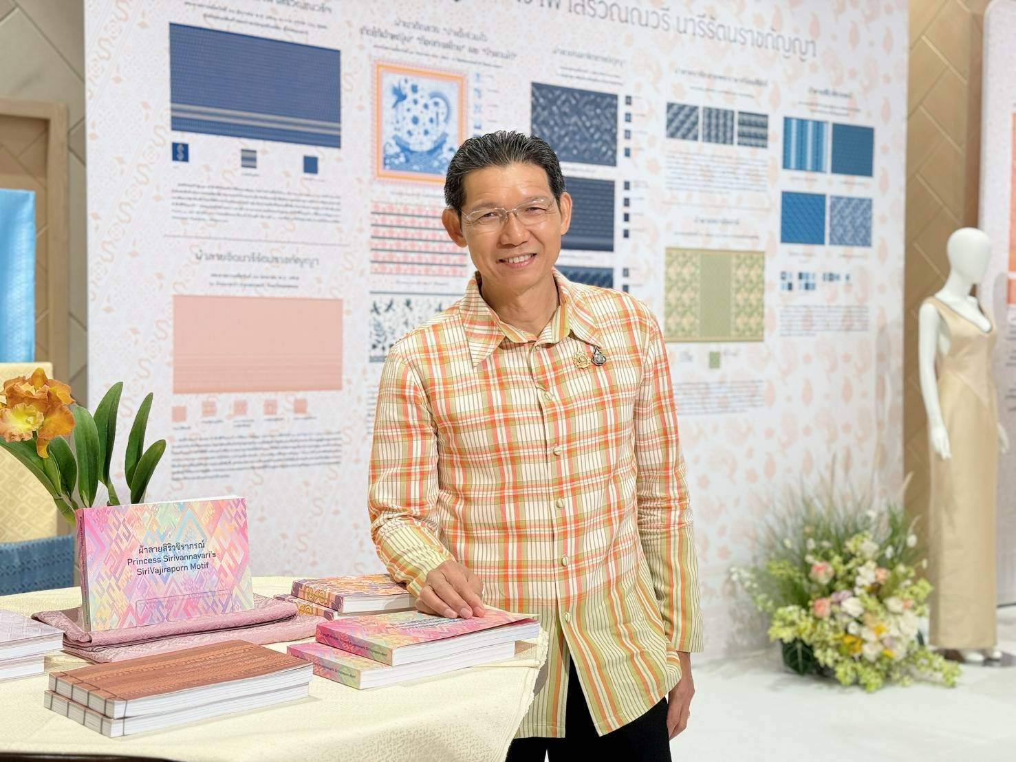 CDD KAN News: พช.กาญจนบุรี ร่วมCoaching ผ้าลายพระราชทาน  “ผ้าลายสิริราชพัสตราภรณ์” พร้อมทีมผู้เชี่ยวชาญชั้นนำระดับประเทศ สานต่อสายใยองค์ความรู้ สู่ยอดศิลปิน OTOP ผ้าไทยภาคกลาง