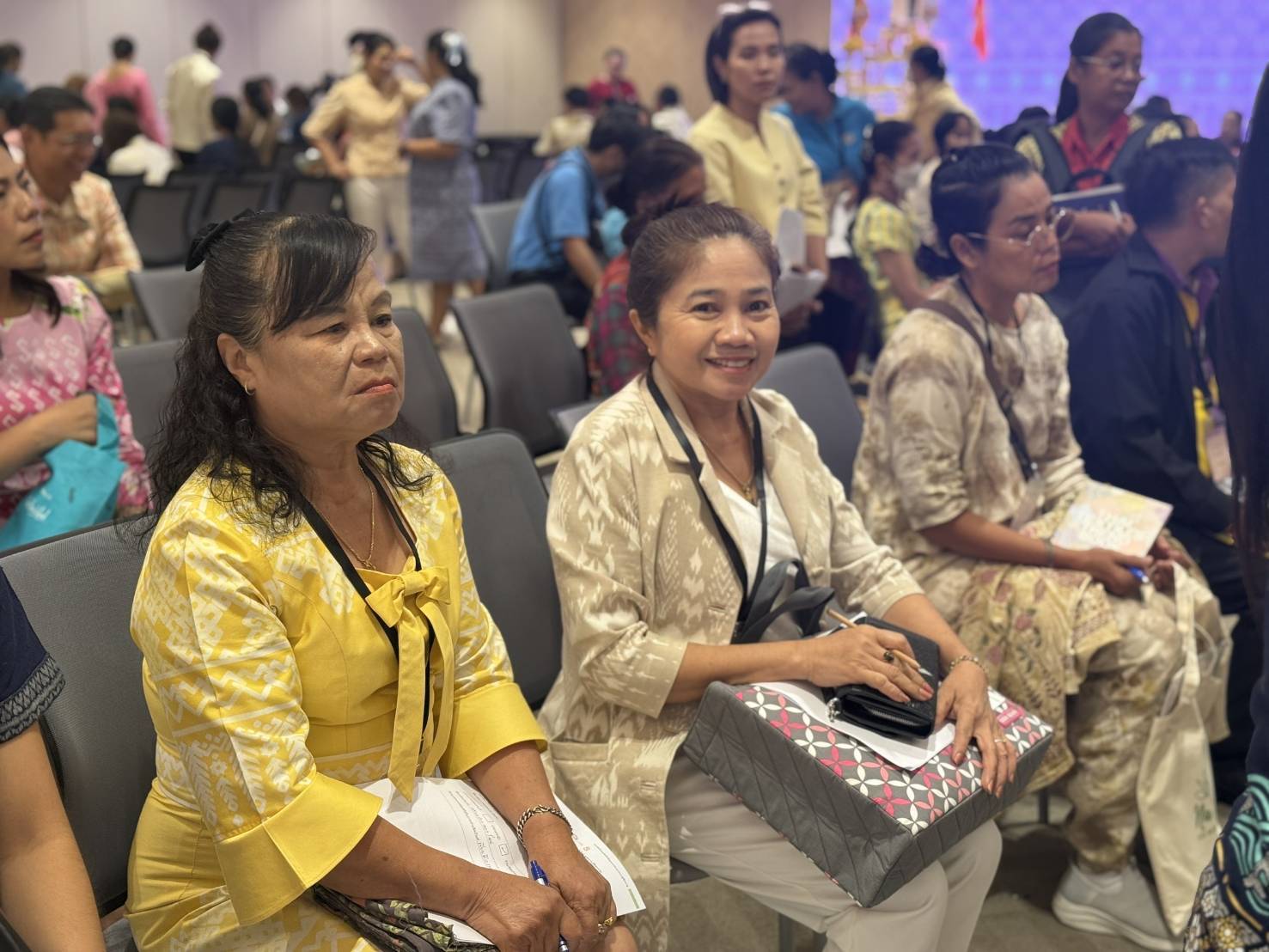 CDD KAN News: พช.กาญจนบุรี ร่วมCoaching ผ้าลายพระราชทาน  “ผ้าลายสิริราชพัสตราภรณ์” พร้อมทีมผู้เชี่ยวชาญชั้นนำระดับประเทศ สานต่อสายใยองค์ความรู้ สู่ยอดศิลปิน OTOP ผ้าไทยภาคกลาง