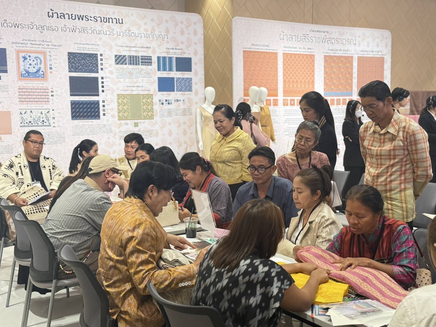 CDD KAN News: พช.กาญจนบุรี ร่วมCoaching ผ้าลายพระราชทาน  “ผ้าลายสิริราชพัสตราภรณ์” พร้อมทีมผู้เชี่ยวชาญชั้นนำระดับประเทศ สานต่อสายใยองค์ความรู้ สู่ยอดศิลปิน OTOP ผ้าไทยภาคกลาง