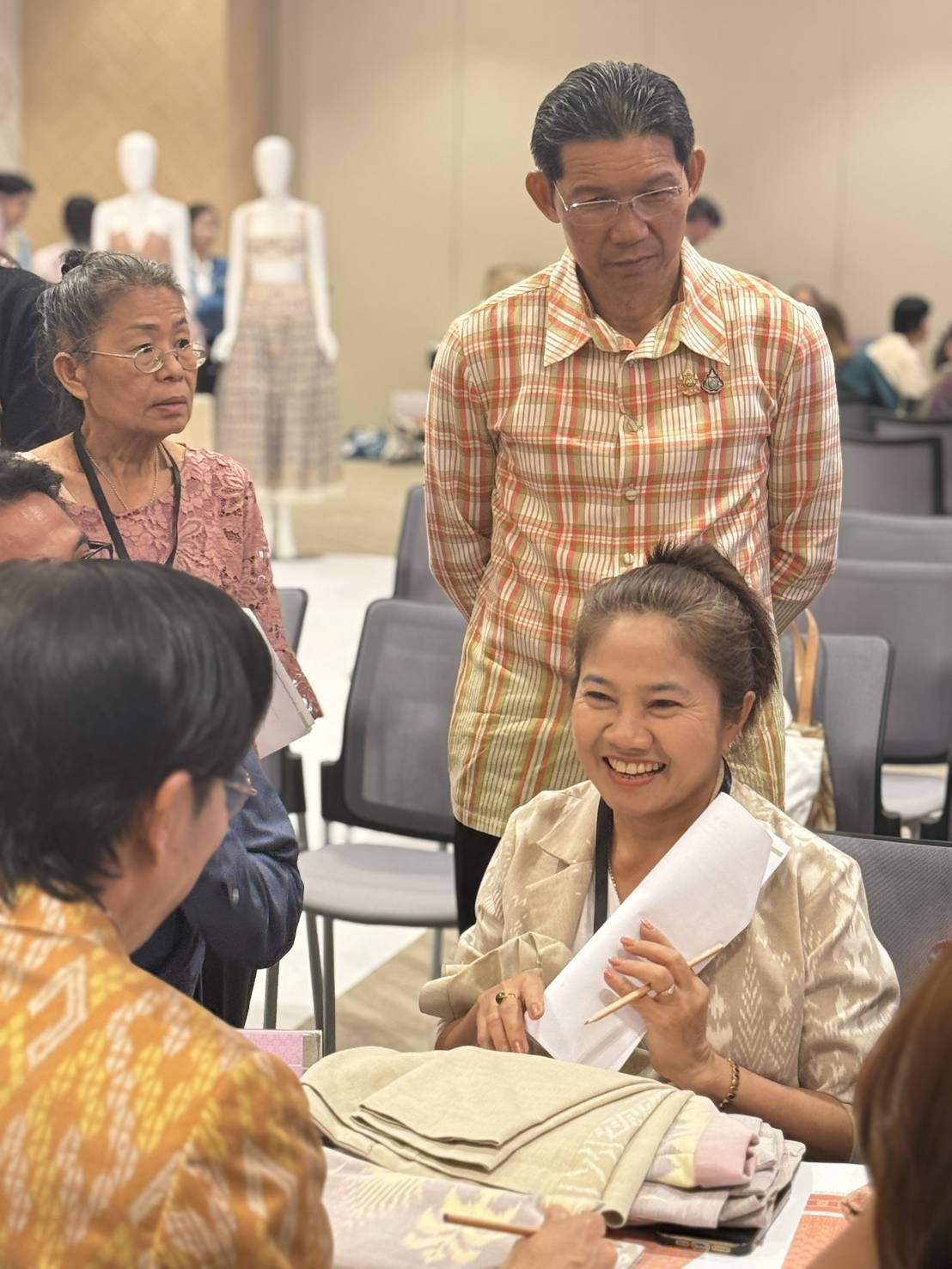 CDD KAN News: พช.กาญจนบุรี ร่วมCoaching ผ้าลายพระราชทาน  “ผ้าลายสิริราชพัสตราภรณ์” พร้อมทีมผู้เชี่ยวชาญชั้นนำระดับประเทศ สานต่อสายใยองค์ความรู้ สู่ยอดศิลปิน OTOP ผ้าไทยภาคกลาง
