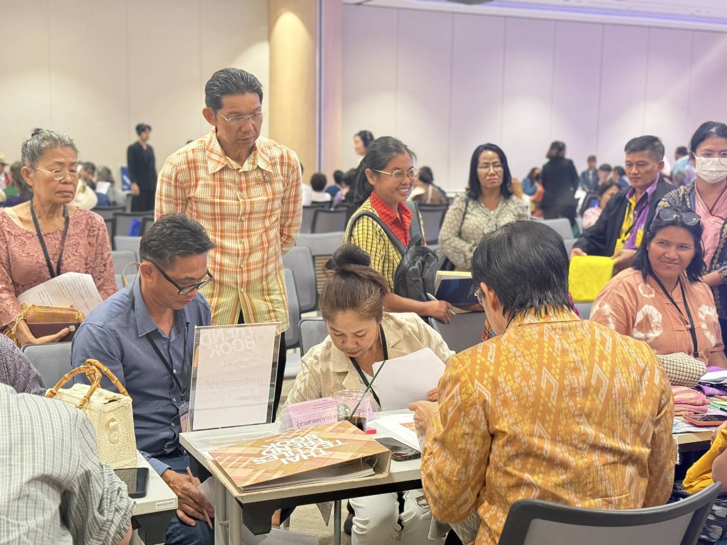 CDD KAN News: พช.กาญจนบุรี ร่วมCoaching ผ้าลายพระราชทาน  “ผ้าลายสิริราชพัสตราภรณ์” พร้อมทีมผู้เชี่ยวชาญชั้นนำระดับประเทศ สานต่อสายใยองค์ความรู้ สู่ยอดศิลปิน OTOP ผ้าไทยภาคกลาง