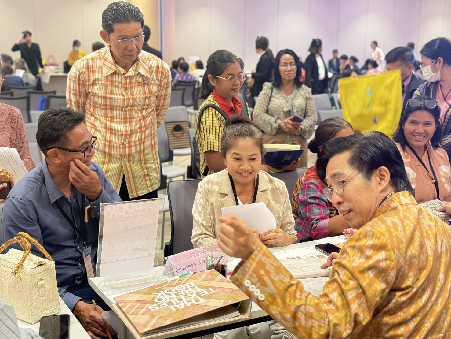 CDD KAN News: พช.กาญจนบุรี ร่วมCoaching ผ้าลายพระราชทาน  “ผ้าลายสิริราชพัสตราภรณ์” พร้อมทีมผู้เชี่ยวชาญชั้นนำระดับประเทศ สานต่อสายใยองค์ความรู้ สู่ยอดศิลปิน OTOP ผ้าไทยภาคกลาง