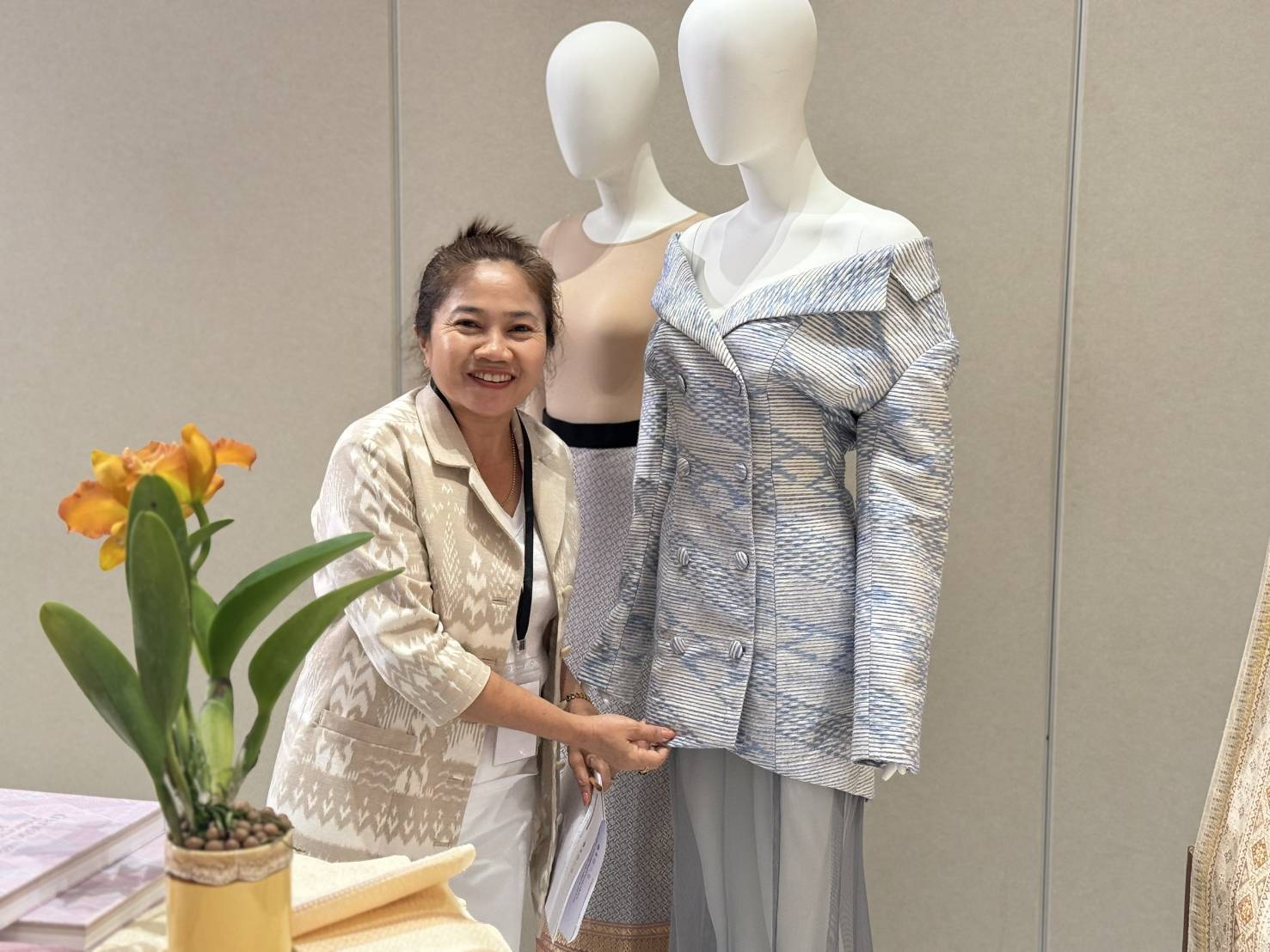 CDD KAN News: พช.กาญจนบุรี ร่วมCoaching ผ้าลายพระราชทาน  “ผ้าลายสิริราชพัสตราภรณ์” พร้อมทีมผู้เชี่ยวชาญชั้นนำระดับประเทศ สานต่อสายใยองค์ความรู้ สู่ยอดศิลปิน OTOP ผ้าไทยภาคกลาง
