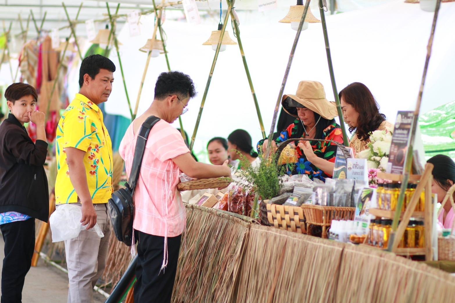 พลเอกไพบูลย์  คุ้มฉายา องคมนตรี เปิดงานเสน่ห์ศิลป์ ถิ่นเมืองกาญจน์ ครั้งที่ 2  ภายใต้ธีมงาน “ฤดูกาญจน์  ย้อนเวลา เสน่ห์แห่งวิถีชาติพันธุ์ “ จัดขึ้นระหว่างวันที่  11-13 เมษายน  2568
