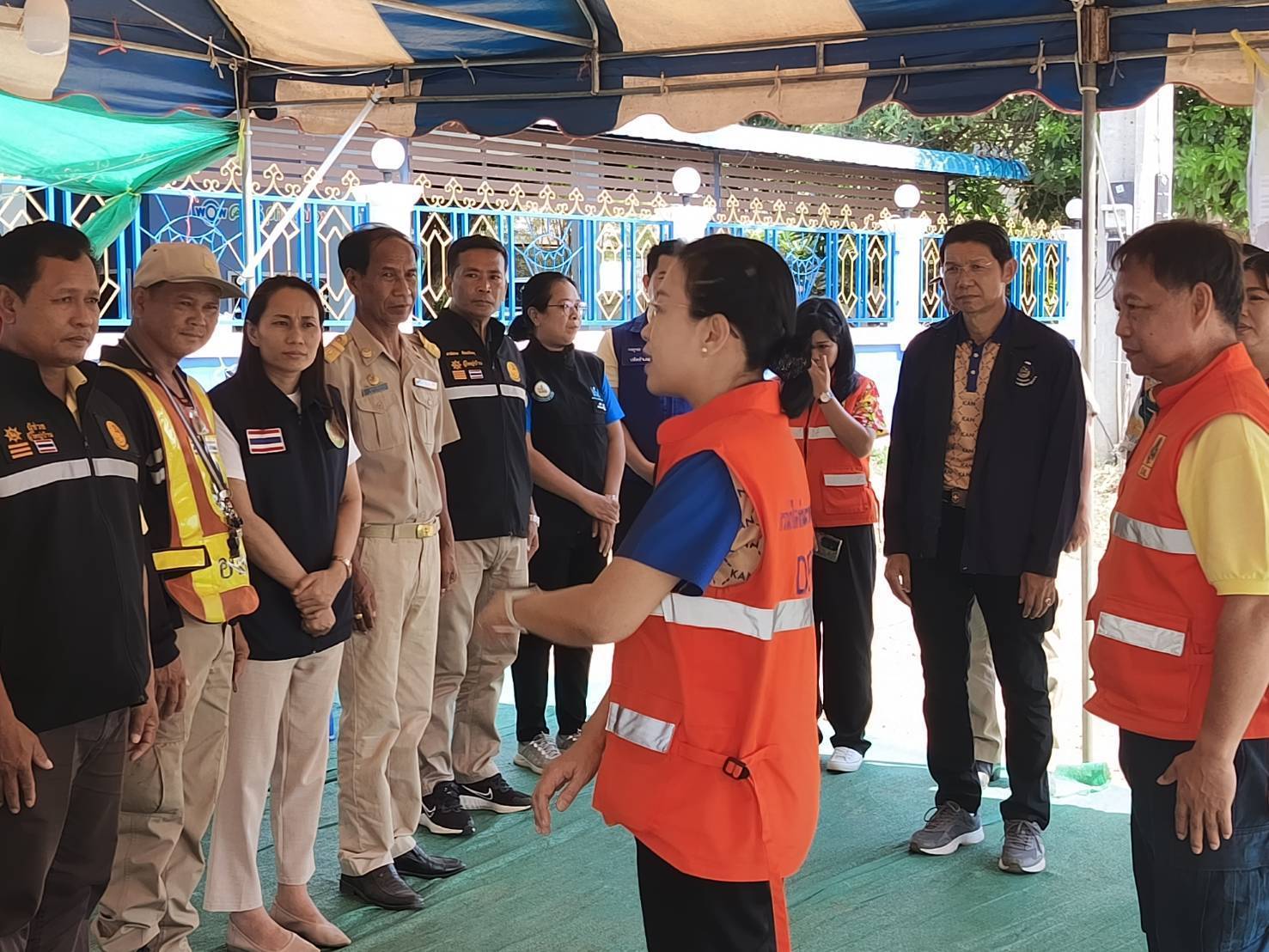 CDD KAN News: พจ.กาญจนบุรี ร่วมลงพื้นที่ตรวจเยี่ยมให้กำลังใจเจ้าหน้าที่ผู้ปฏิบัติงานประจำจุดตรวจและจุดบริการประชาชน ในช่วงเทศกาลสงกรานต์ ประจำปี 2568 ในพื้นที่อำเภอเลาขวัญ อำเภอหนองปรือ และอำเภอบ่อพลอย จังหวัดกาญจนบุรี