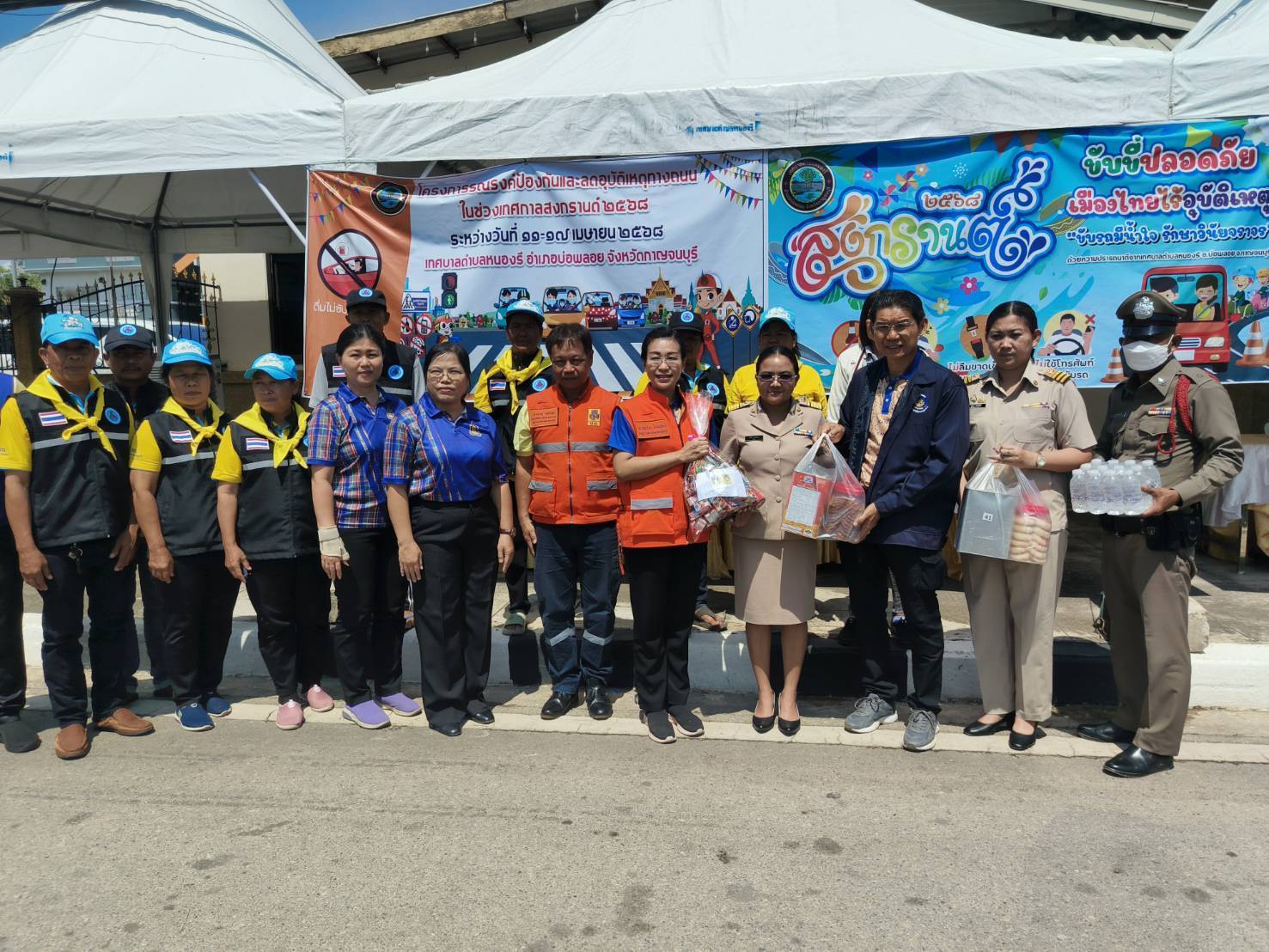 CDD KAN News: พจ.กาญจนบุรี ร่วมลงพื้นที่ตรวจเยี่ยมให้กำลังใจเจ้าหน้าที่ผู้ปฏิบัติงานประจำจุดตรวจและจุดบริการประชาชน ในช่วงเทศกาลสงกรานต์ ประจำปี 2568 ในพื้นที่อำเภอเลาขวัญ อำเภอหนองปรือ และอำเภอบ่อพลอย จังหวัดกาญจนบุรี