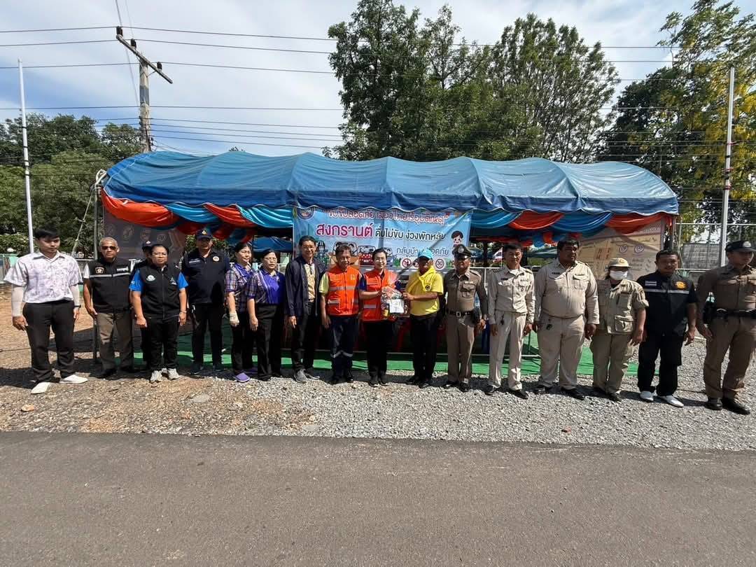 CDD KAN News: พจ.กาญจนบุรี ร่วมลงพื้นที่ตรวจเยี่ยมให้กำลังใจเจ้าหน้าที่ผู้ปฏิบัติงานประจำจุดตรวจและจุดบริการประชาชน ในช่วงเทศกาลสงกรานต์ ประจำปี 2568 ในพื้นที่อำเภอเลาขวัญ อำเภอหนองปรือ และอำเภอบ่อพลอย จังหวัดกาญจนบุรี
