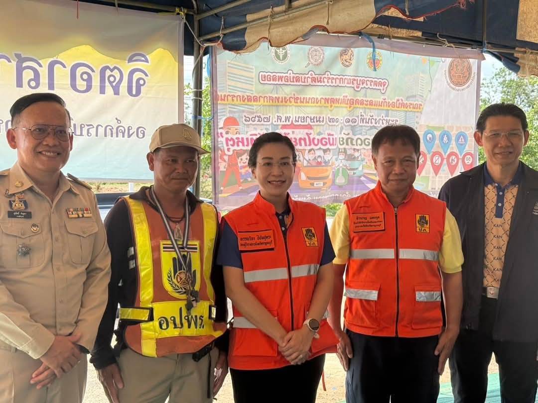 CDD KAN News: พจ.กาญจนบุรี ร่วมลงพื้นที่ตรวจเยี่ยมให้กำลังใจเจ้าหน้าที่ผู้ปฏิบัติงานประจำจุดตรวจและจุดบริการประชาชน ในช่วงเทศกาลสงกรานต์ ประจำปี 2568 ในพื้นที่อำเภอเลาขวัญ อำเภอหนองปรือ และอำเภอบ่อพลอย จังหวัดกาญจนบุรี